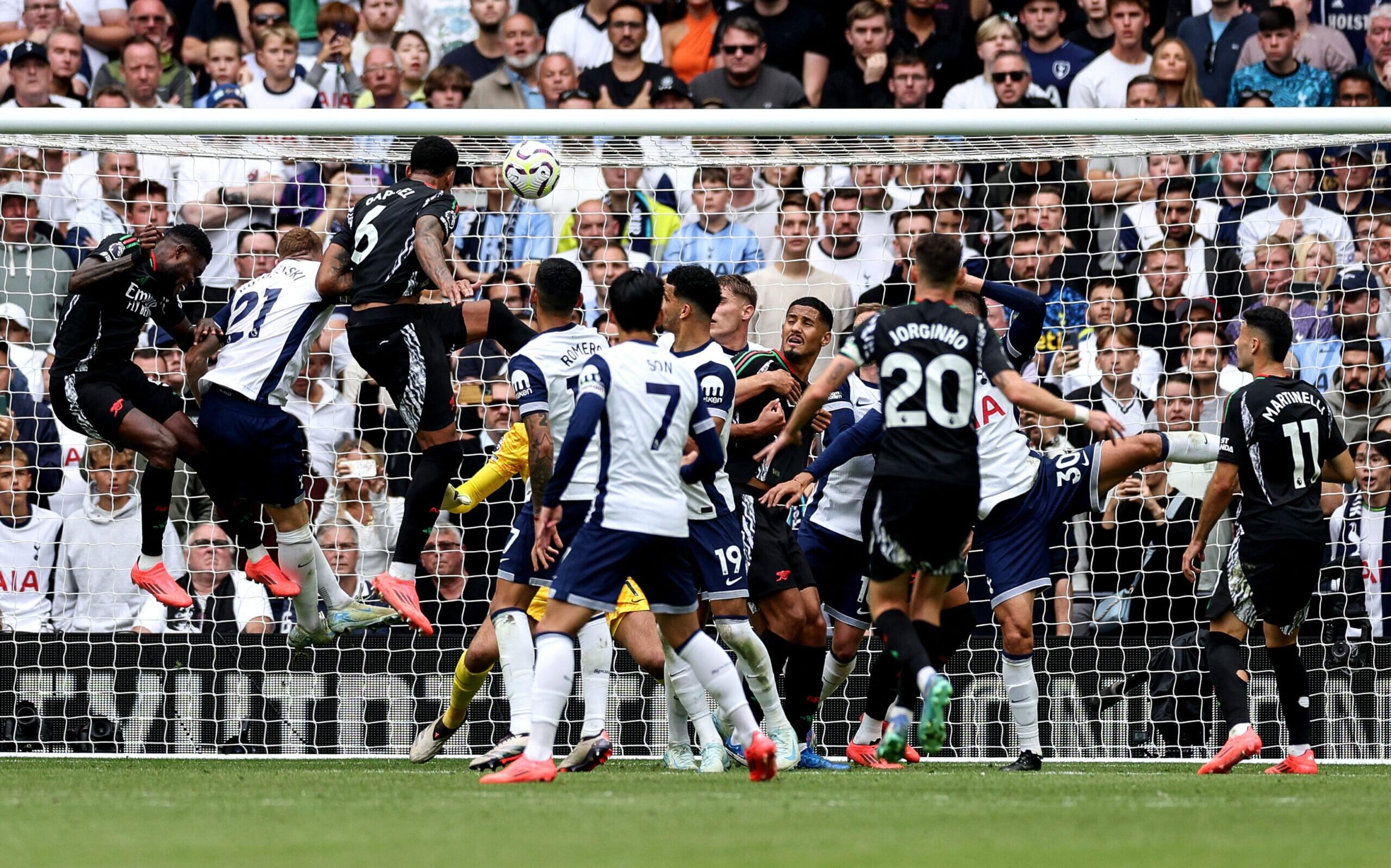 Com gol brasileiro, Arsenal vence o Tottenham fora de casa pela Premier League