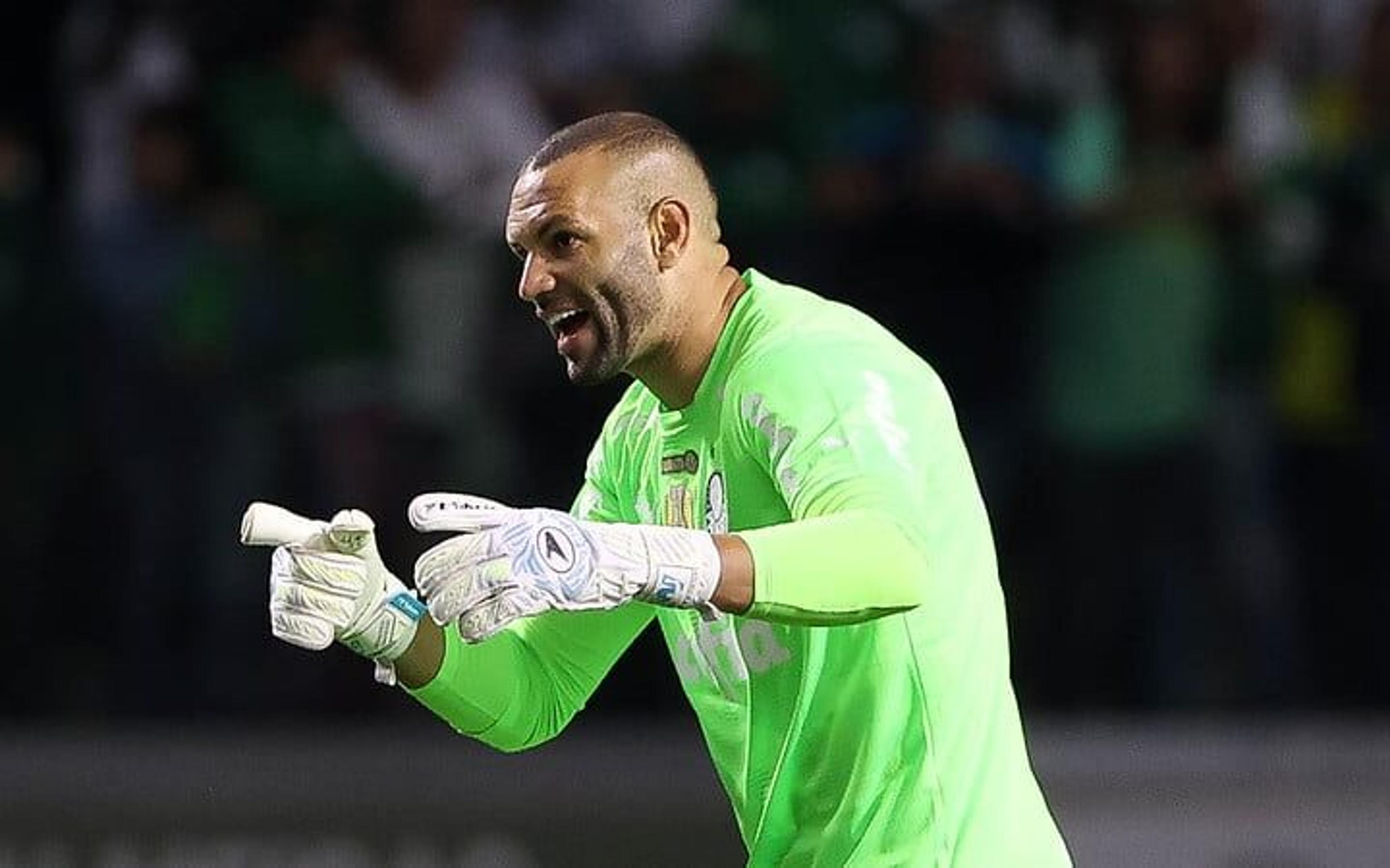 Após grande atuação contra o Vasco, goleiro Weverton projeta: ‘Agora faltam mais onze finais’