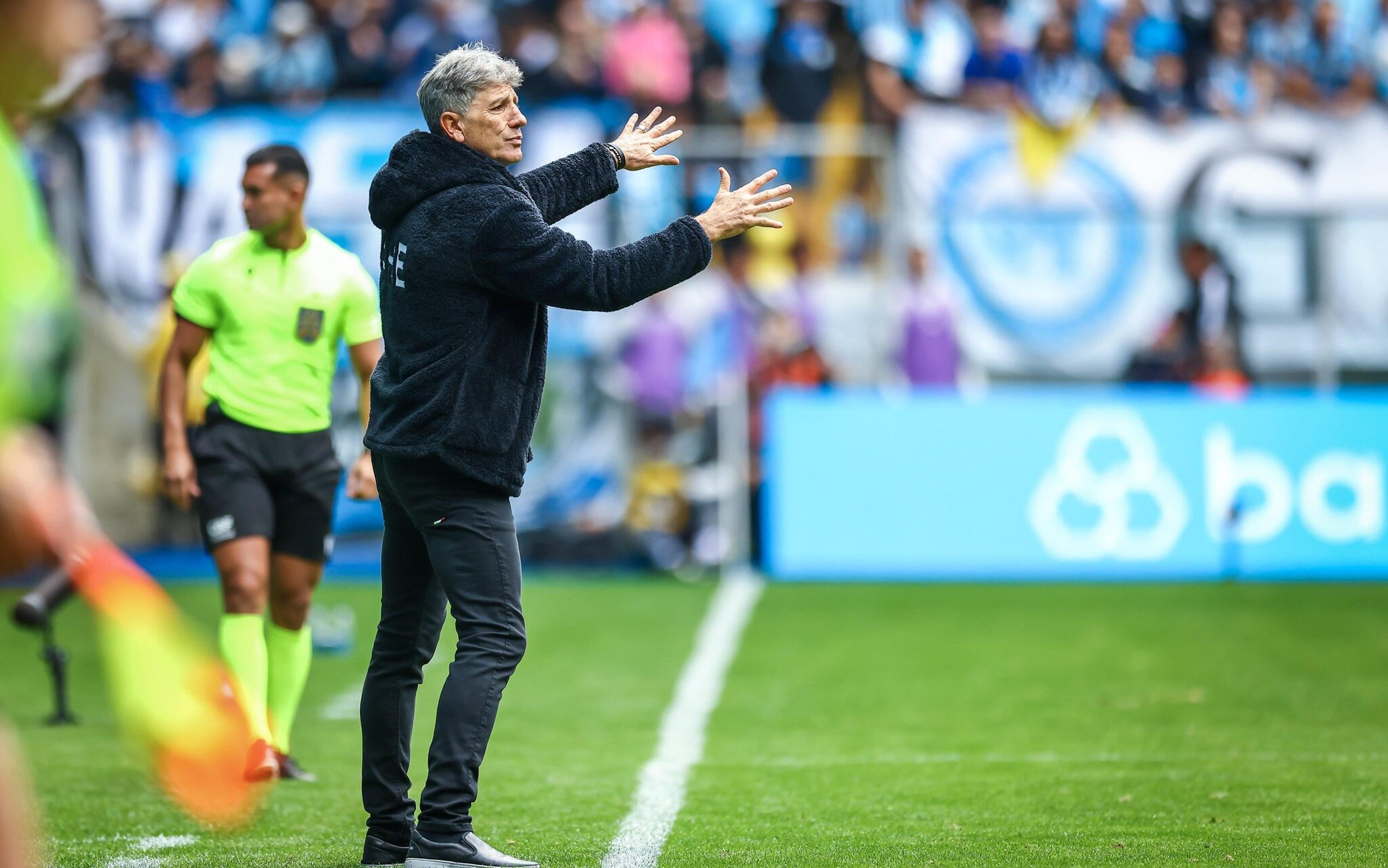 Renato Gaúcho poupa arbitragem e culpa ‘erros infantis’ por derrota do Grêmio no último minuto