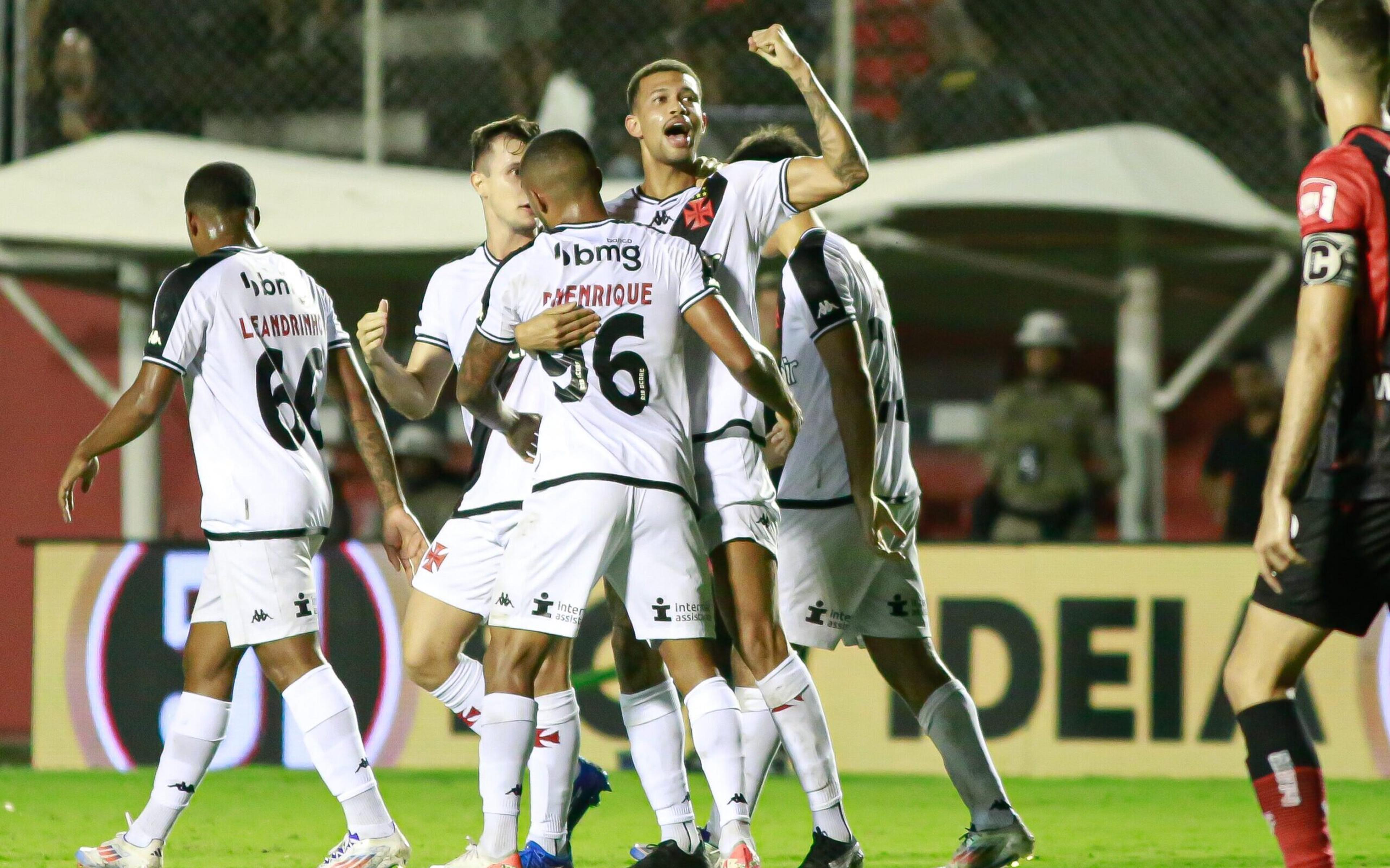 Vasco vence o Vitória fora de casa e encosta no pelotão de cima no Brasileirão