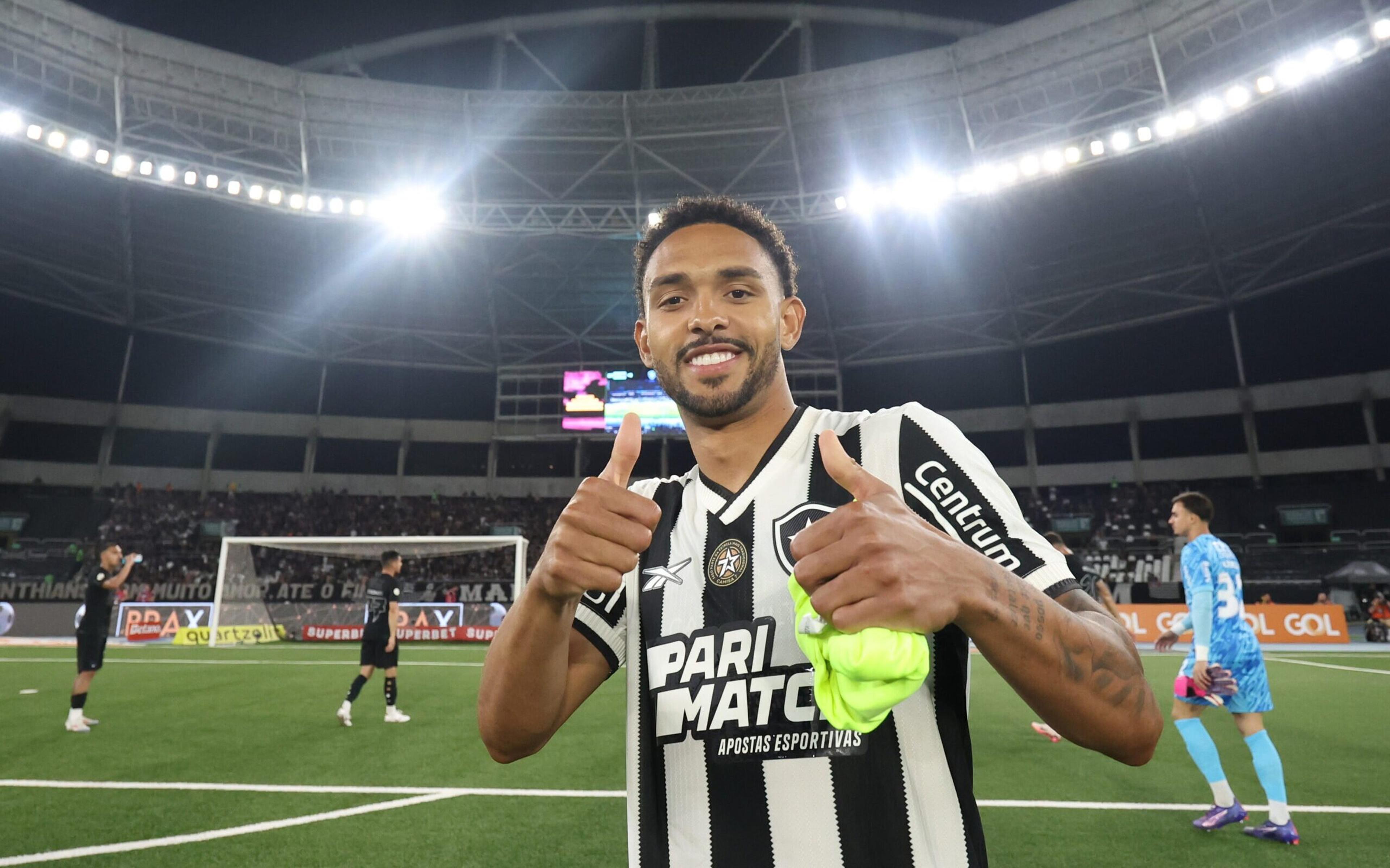 Vitinho revela dificuldade no sintético e exalta torcida do Botafogo: ‘Fiquei arrepiado’