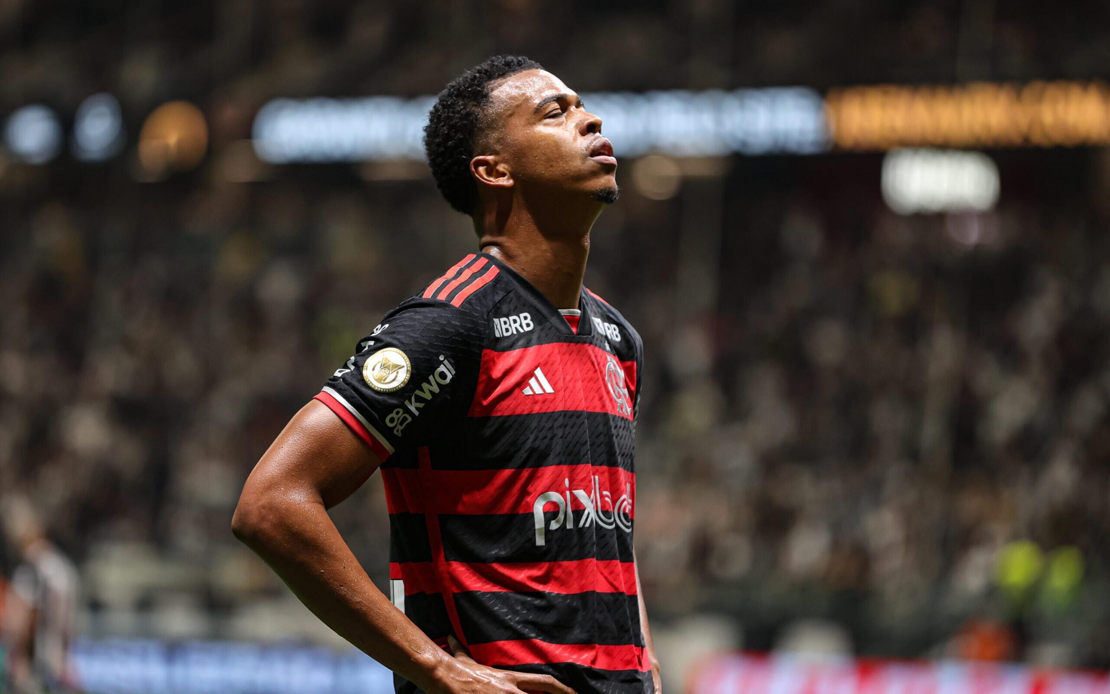 Carlinhos, do Flamengo, sofre injúria racial de dois torcedores do Grêmio