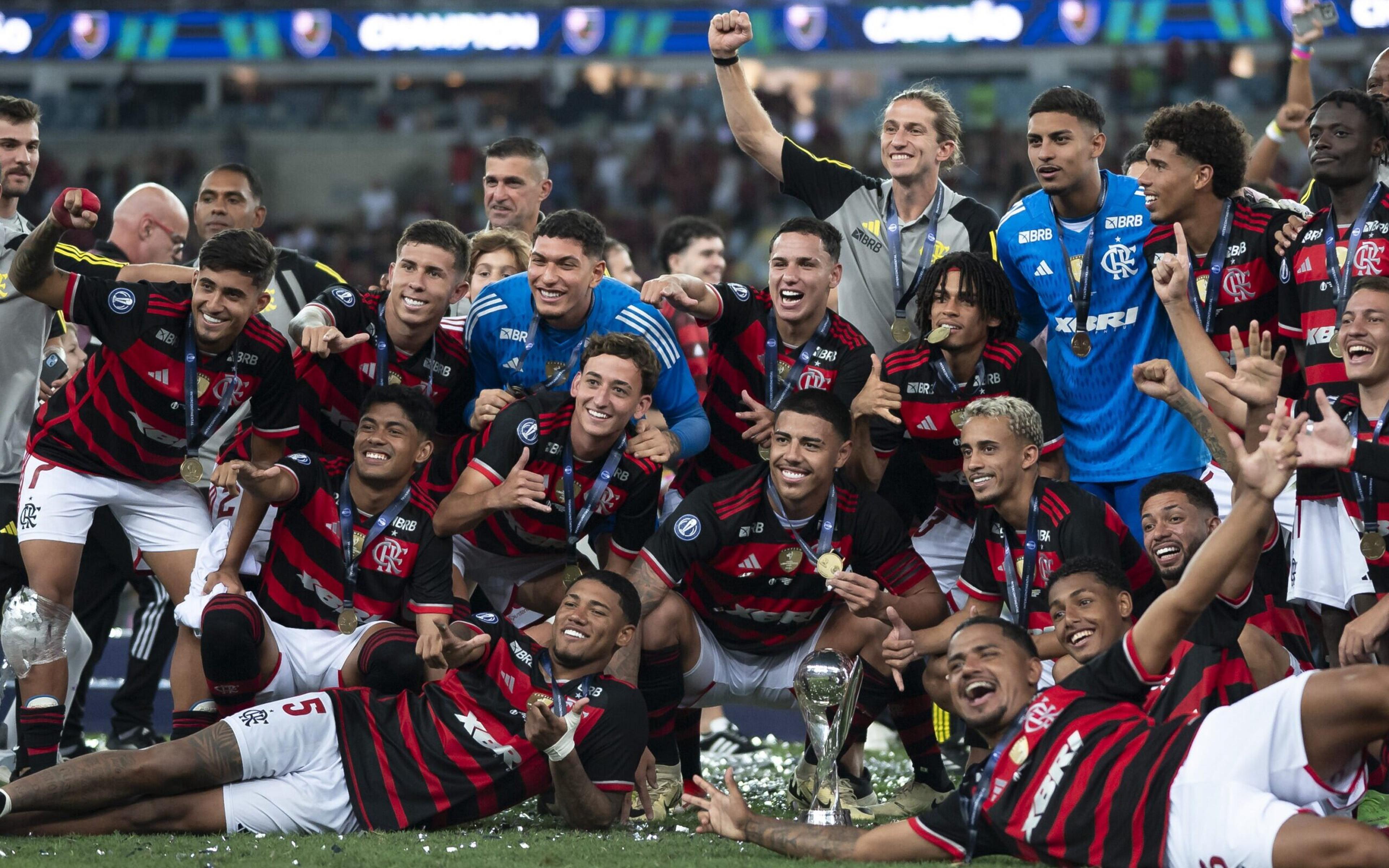 Flamengo renova contrato de uma das maiores promessas da base