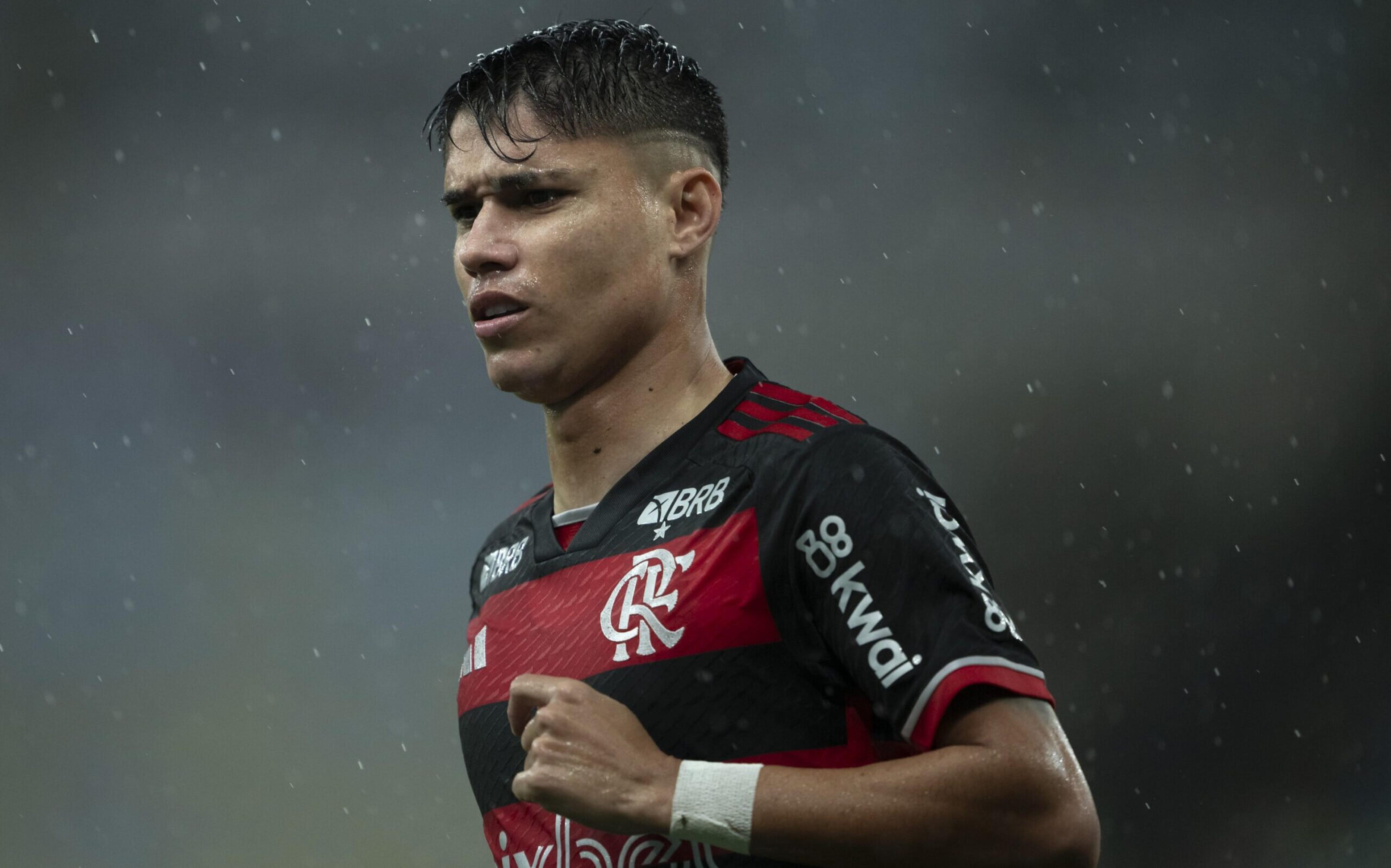 Flamengo confirma lesão de Luiz Araújo, que passará por cirurgia