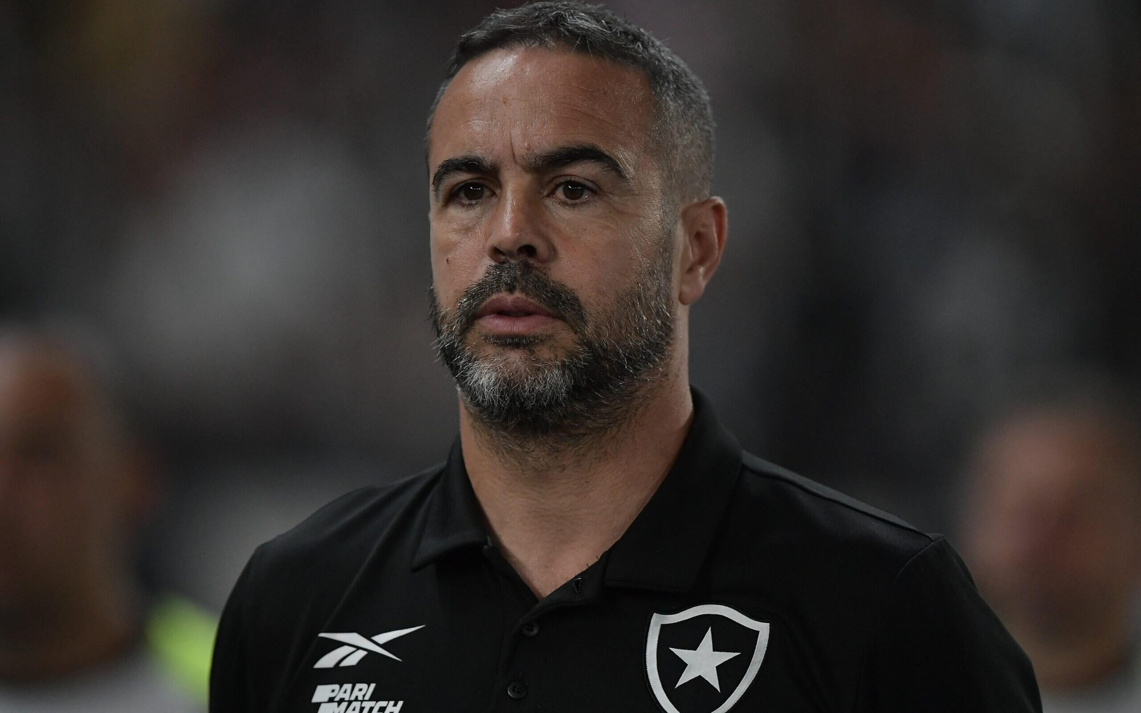 Artur Jorge atualiza situação de jogador lesionado de Cuiabano, lateral do Botafogo