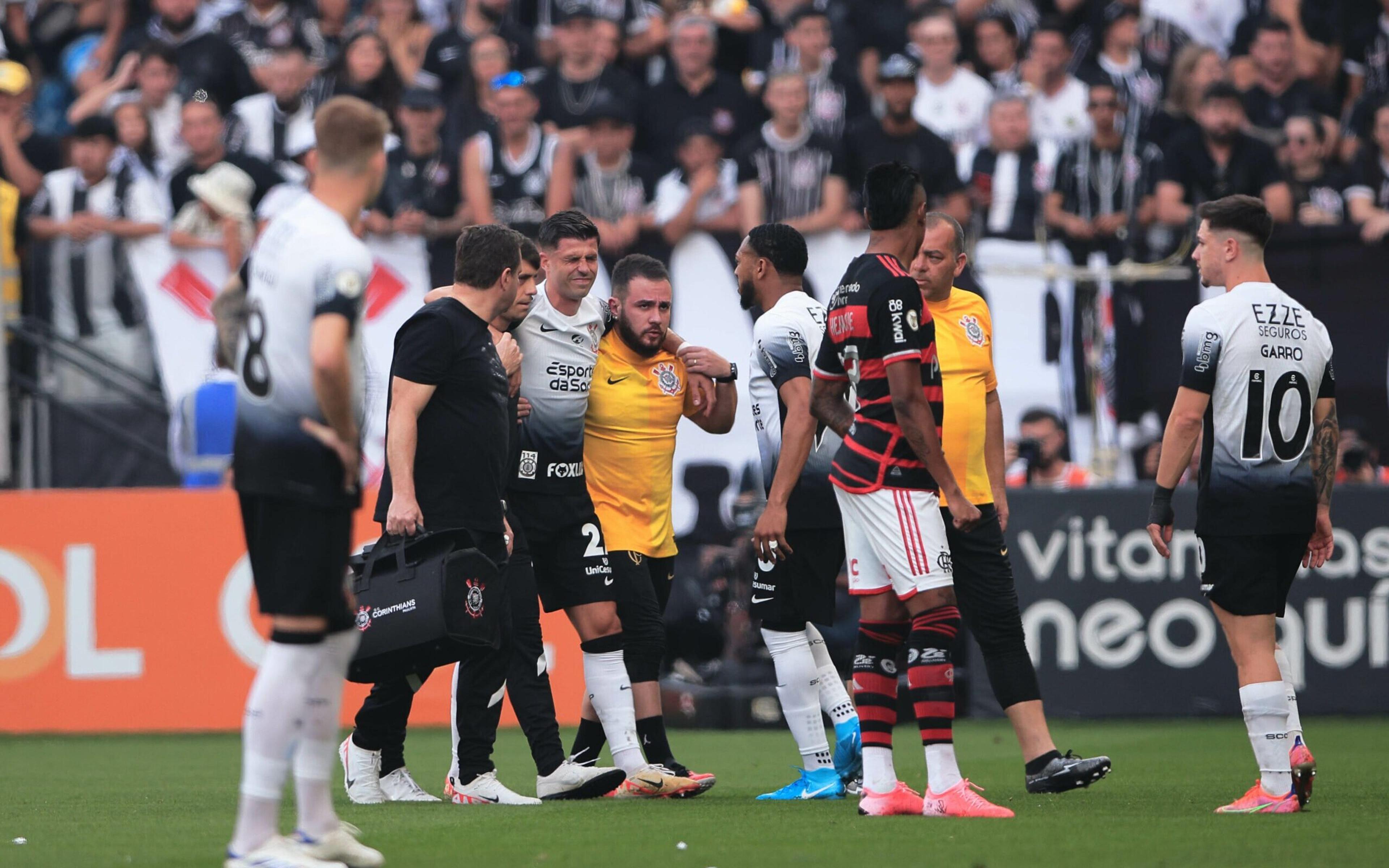 Reforço do Corinthians sofre lesão e deixa jogo contra o Flamengo com 5 minutos