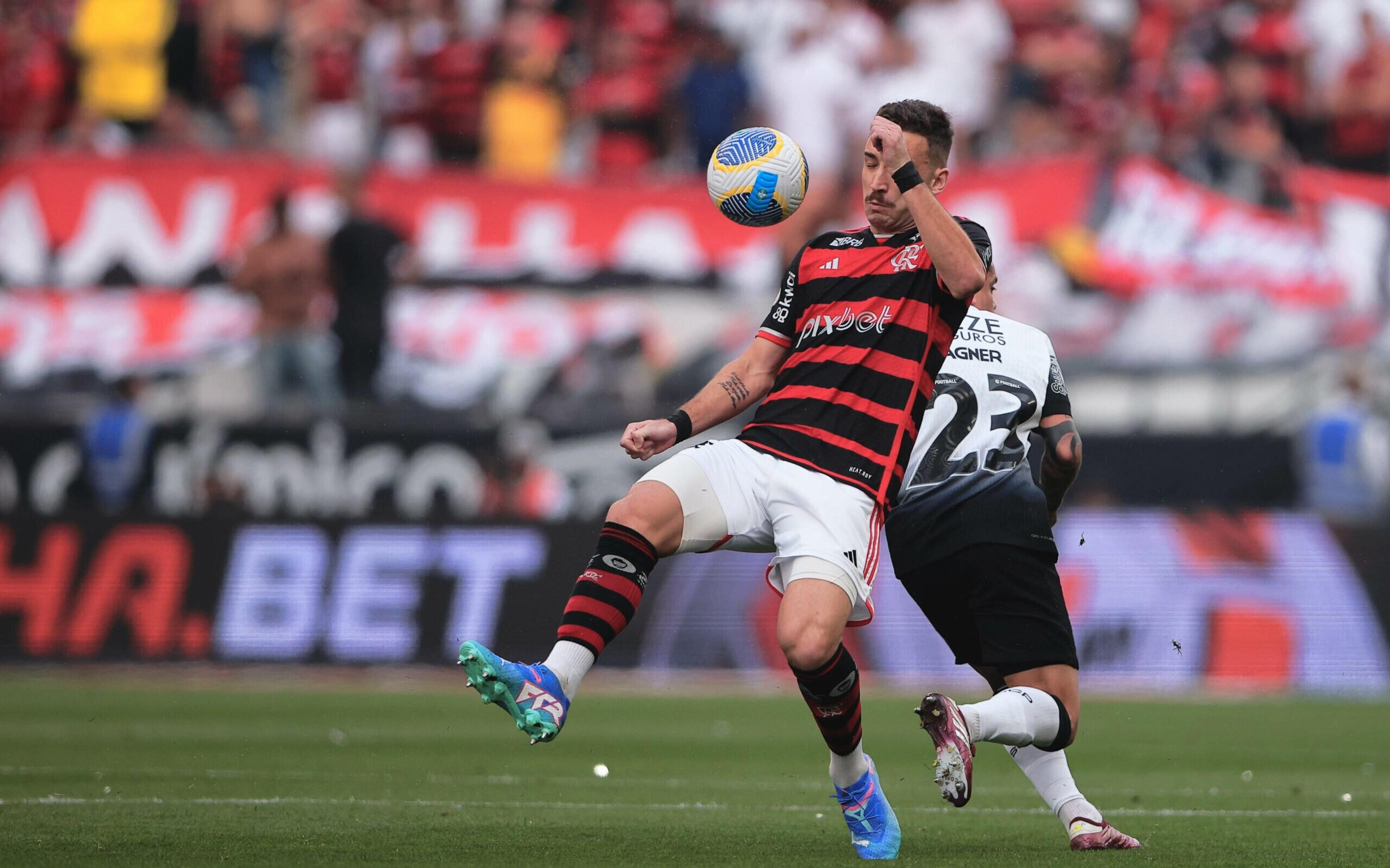 Torcedores do Corinthians detonam VAR após pênalti para o Flamengo: ‘Roubado em casa’