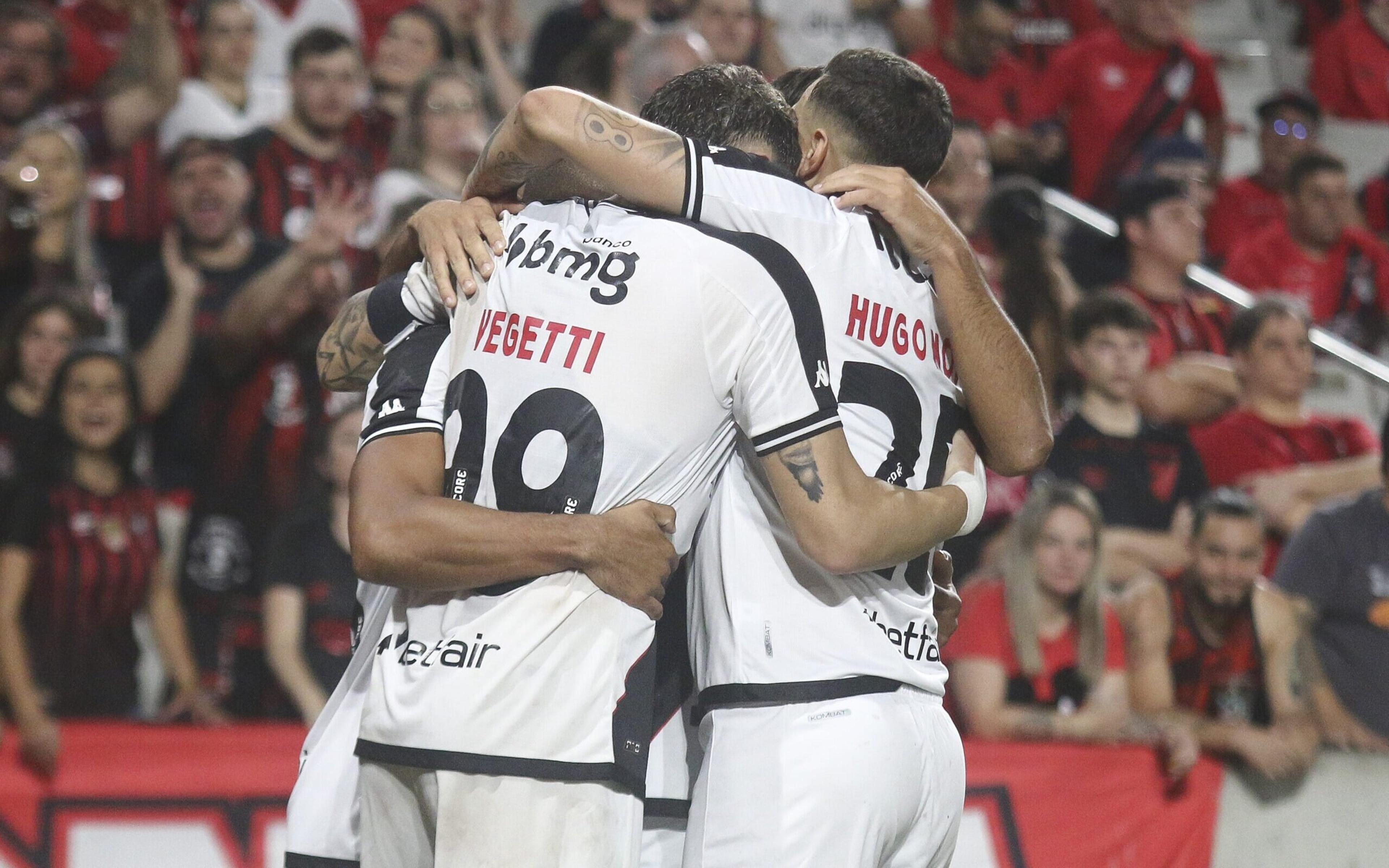 Com um a menos, Vasco bate Athletico-PR nos pênaltis e vai às semifinais da Copa do Brasil