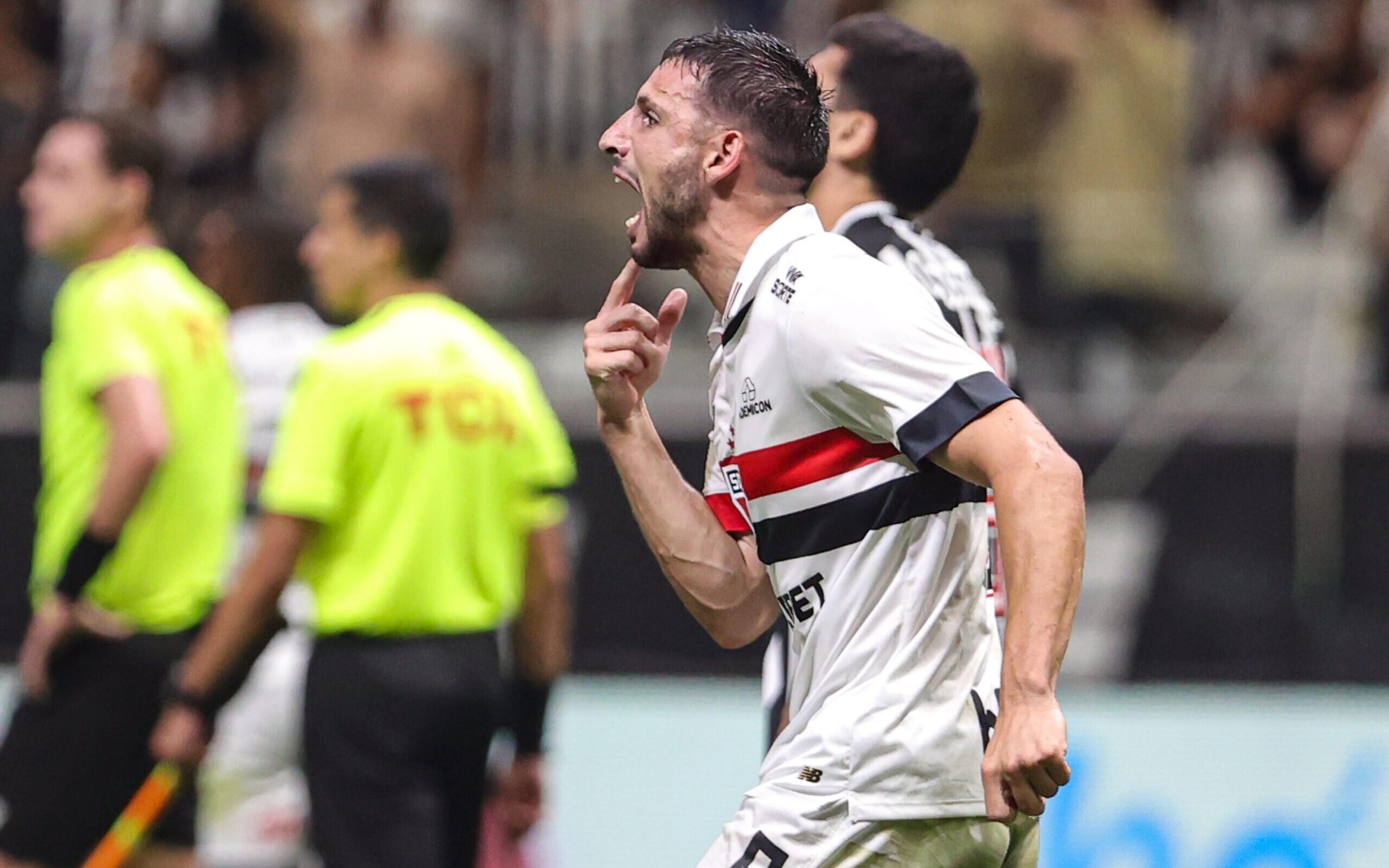 Calleri se revolta com lance no final da partida entre Atlético-MG x São Paulo