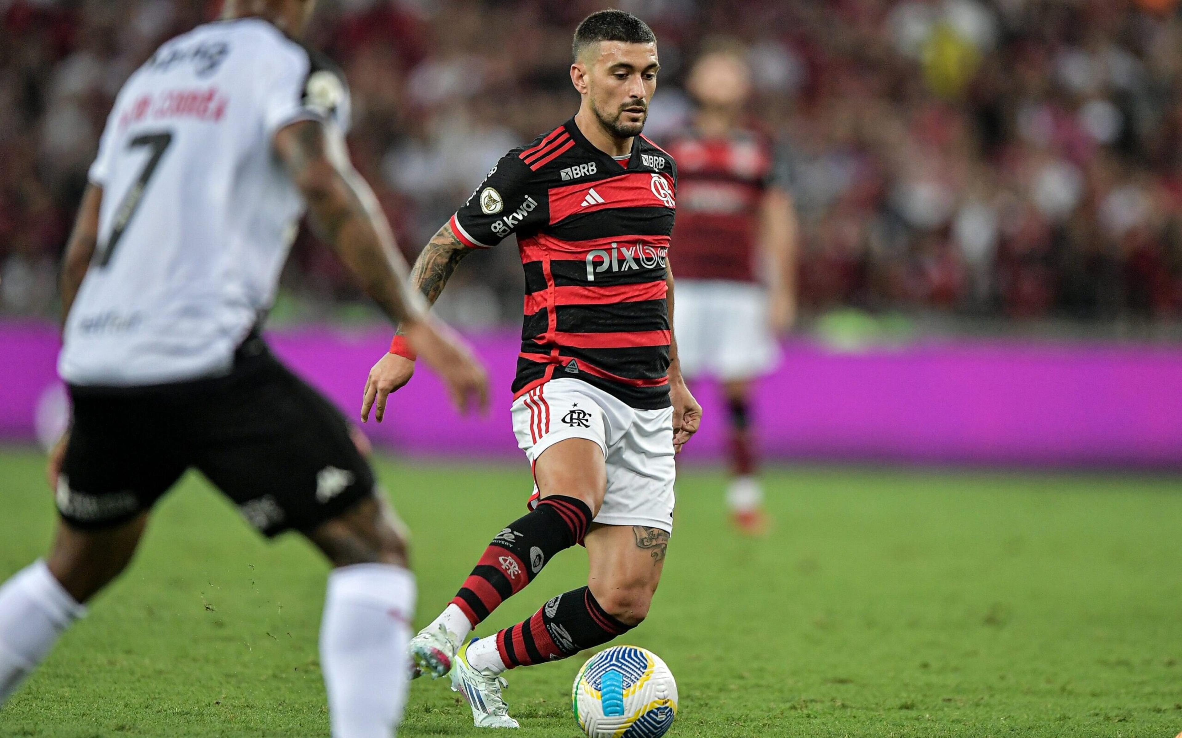 Com assistência contra o Vasco, Arrascaeta atinge marca expressiva pelo Flamengo no Brasileirão