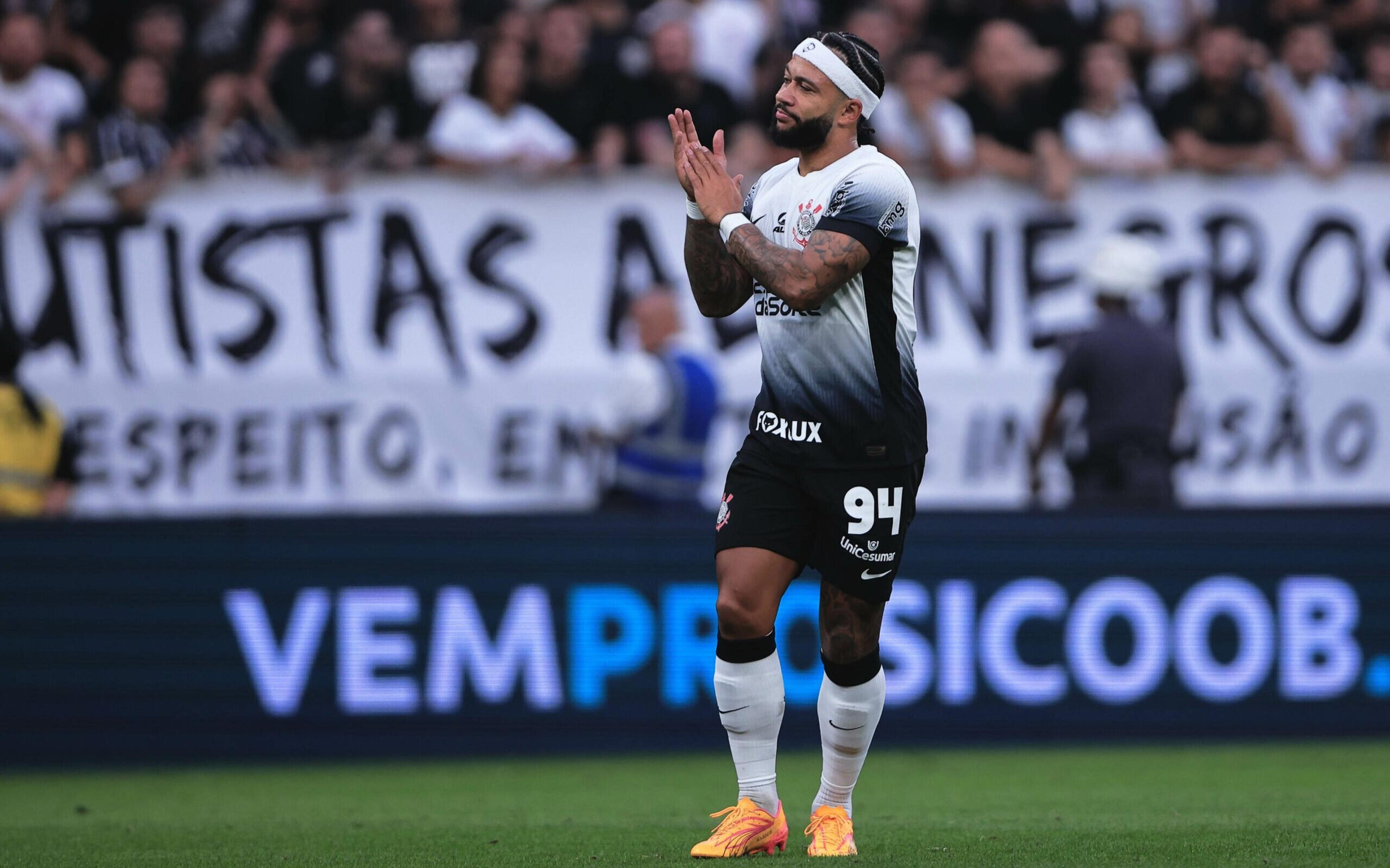 Memphis Depay celebra estreia e elogia torcida do Corinthians: ‘Não se pode comparar a atmosfera com outro estádio’