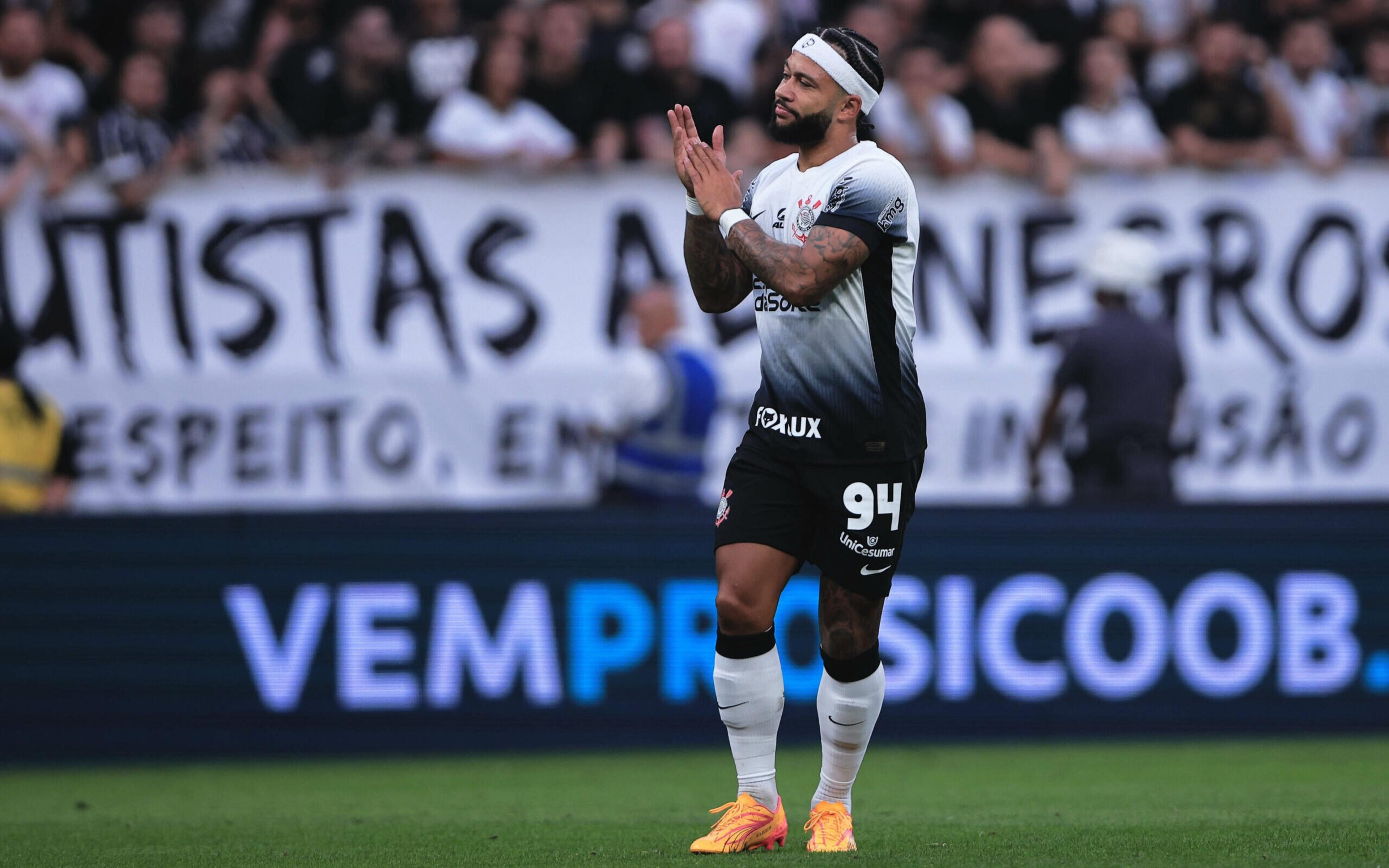 Depay exalta torcida em vitória do Corinthians e promete entrar em forma rápido