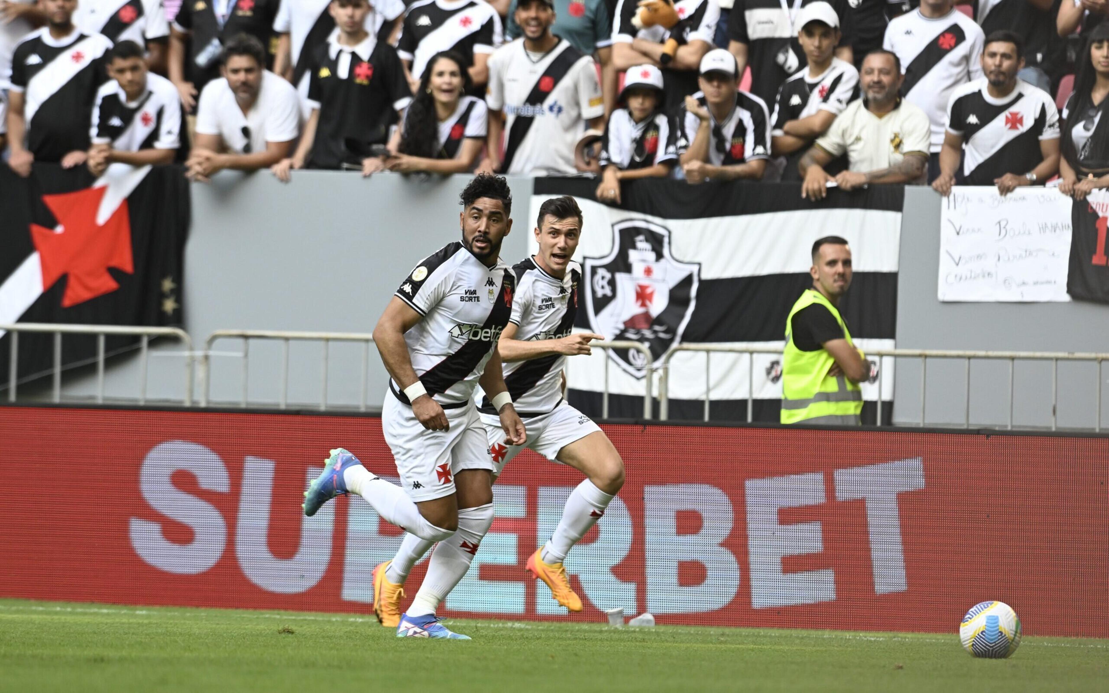 Entenda por que o uniforme do Vasco está com nomes diferentes na camisa