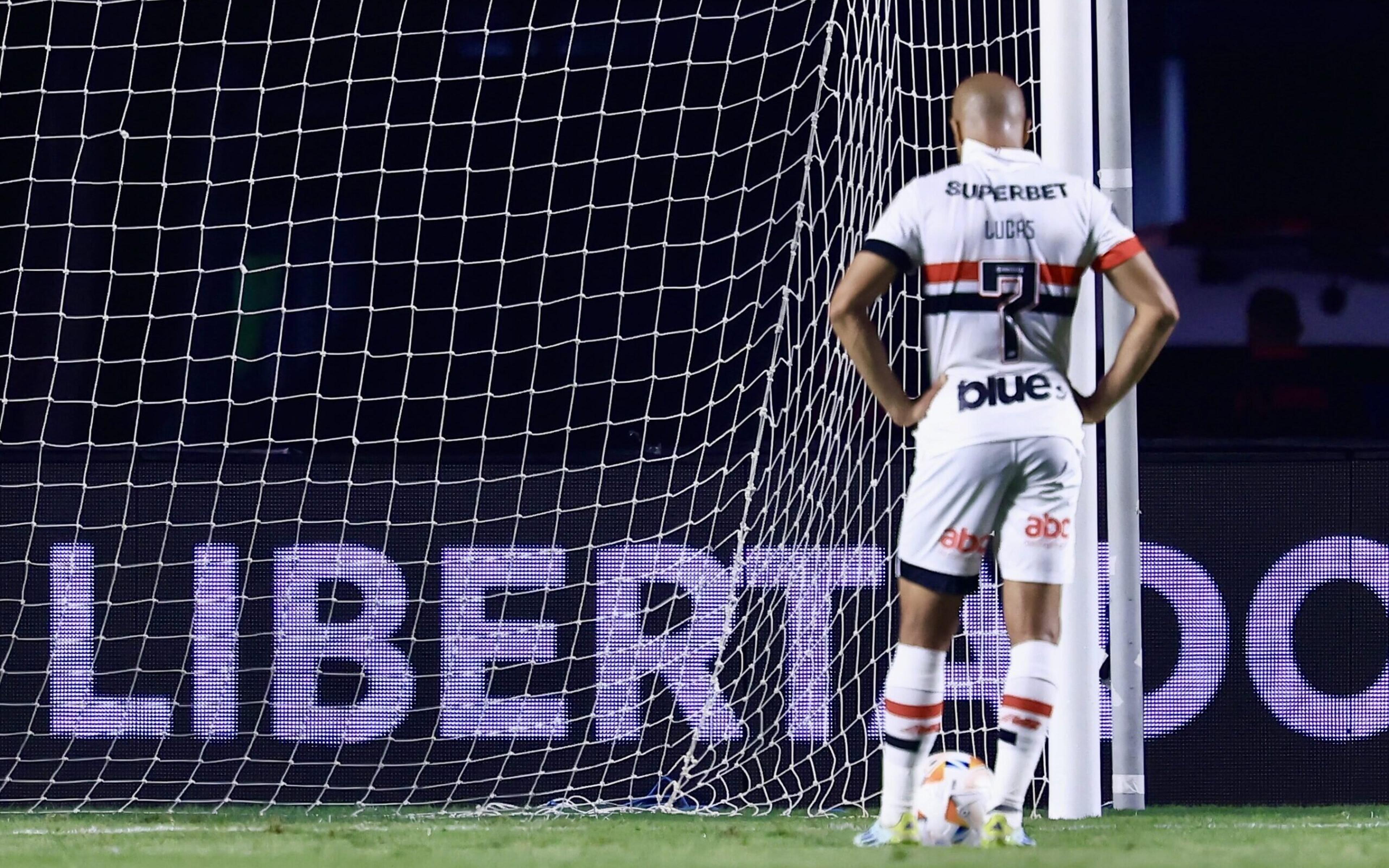 Torcedores vão à loucura com pênalti perdido por Lucas Moura em São Paulo x Botafogo: ‘Pipocada’