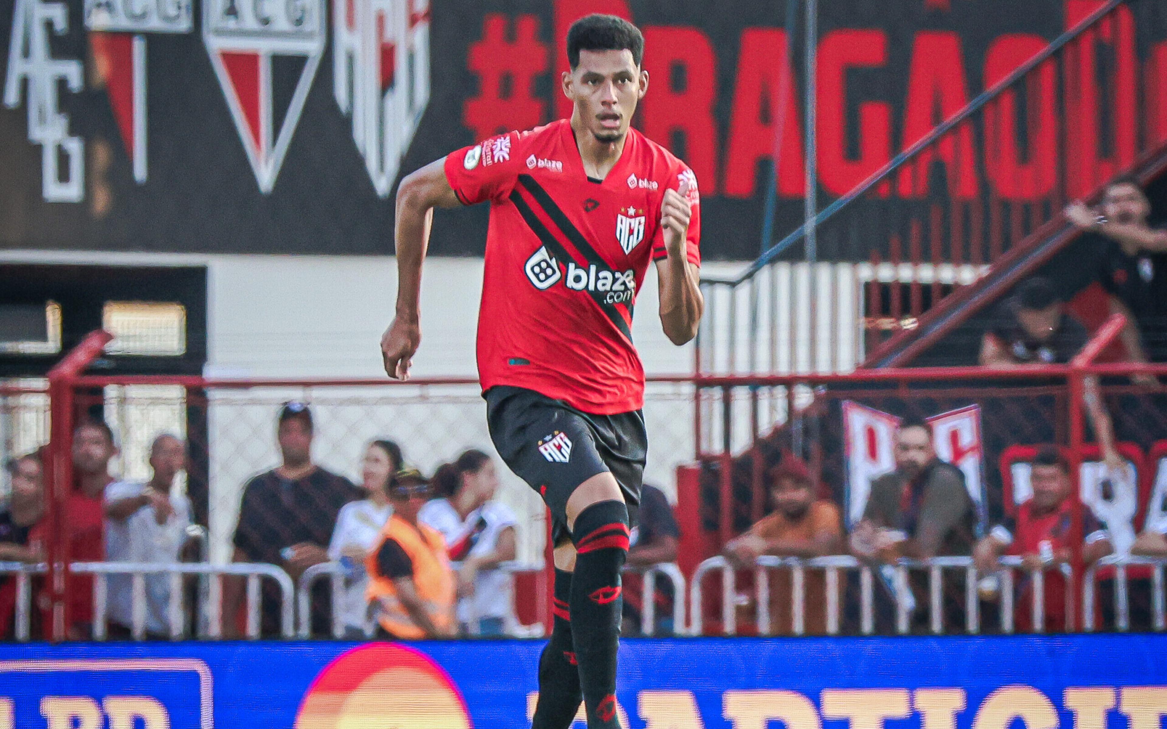 Alix Vinicius lamenta gol anulado, mas celebra vitória do Atlético-GO: ‘Não vamos desistir’