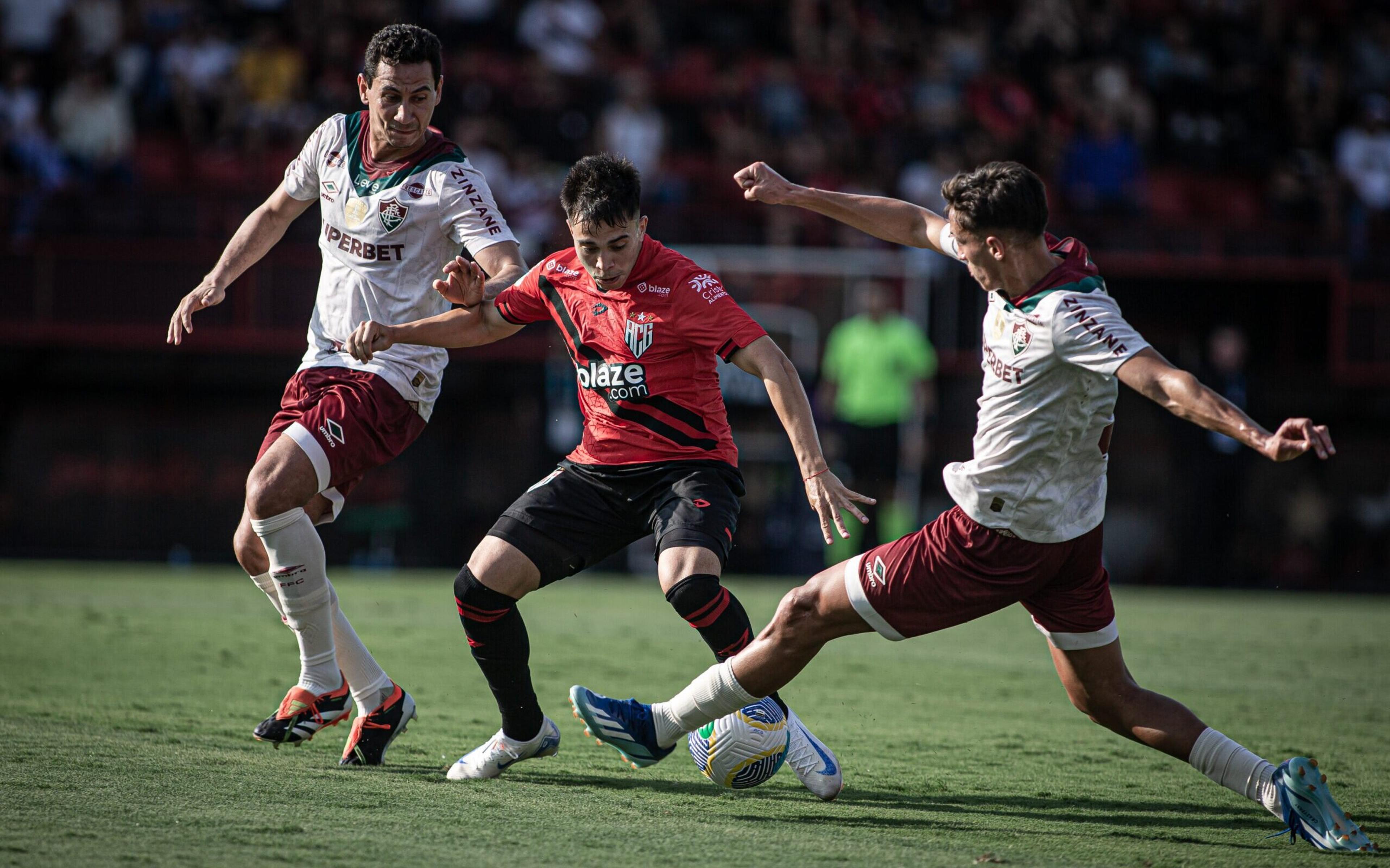 Com polêmica na arbitragem, Fluminense perde para lanterna Atlético-GO e segue no Z4