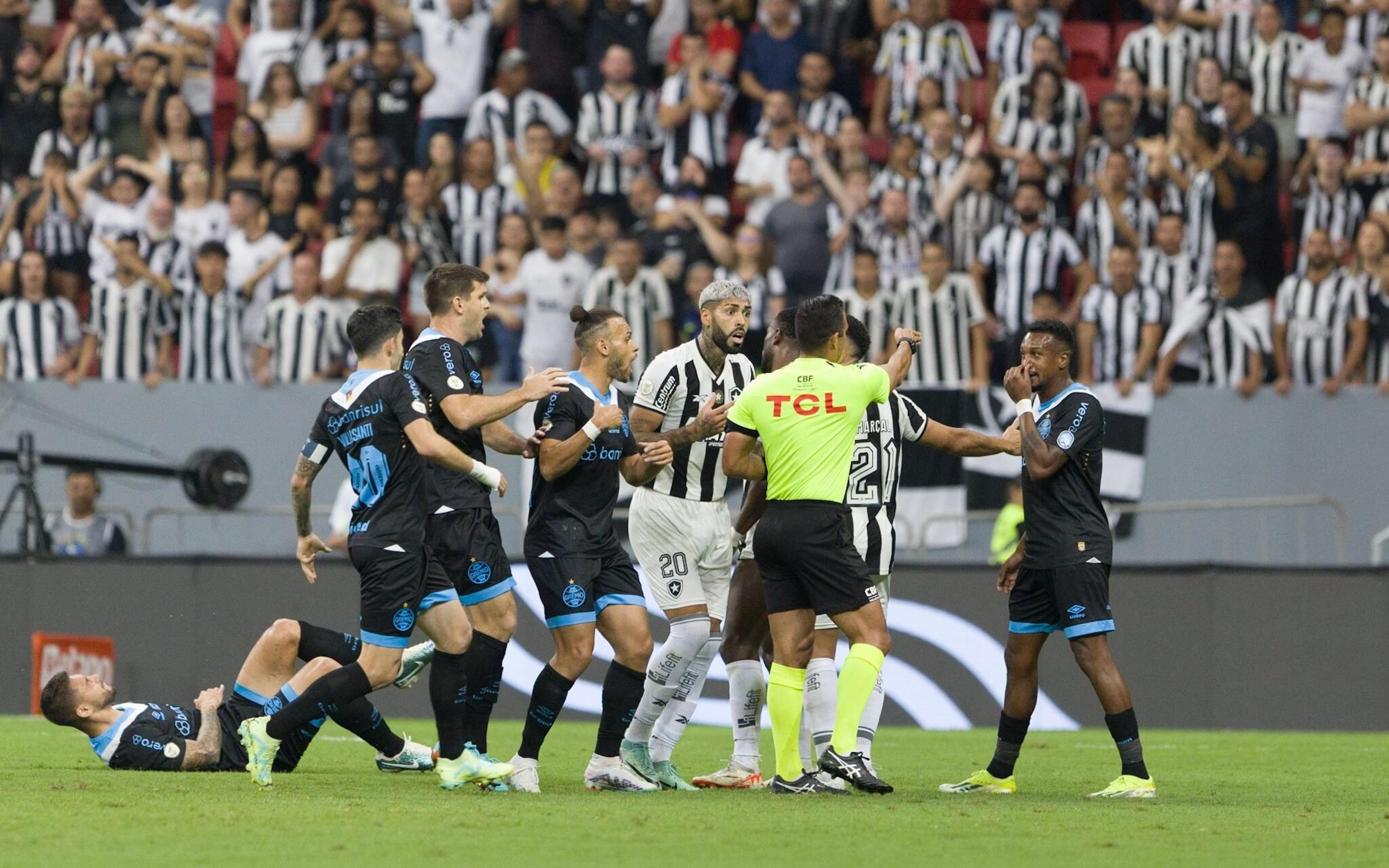 Torcedores detonam arbitragem de Botafogo x Grêmio: ‘Coisa de maluco’