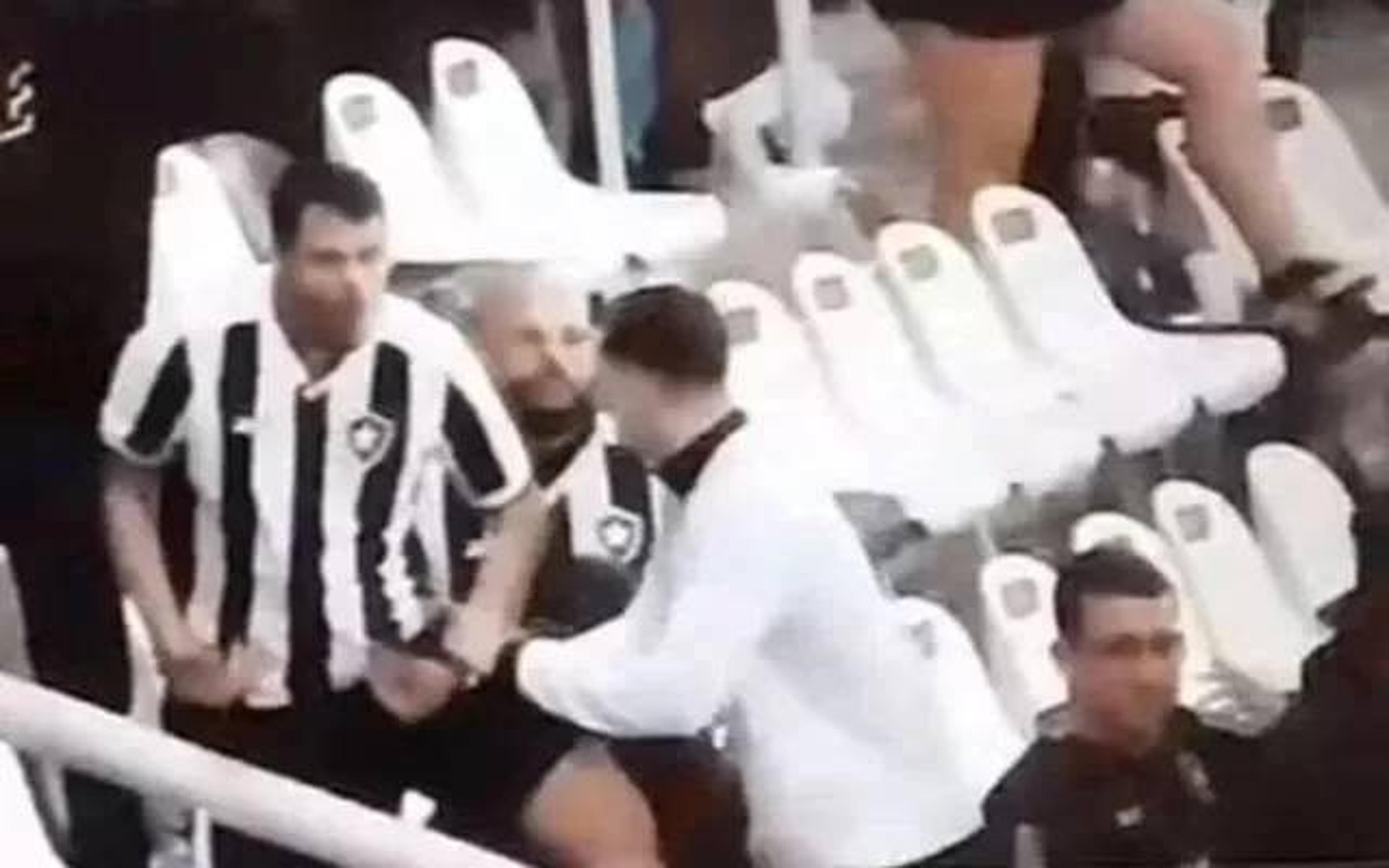 Conmebol multa Botafogo em R$ 330 mil por gesto racista contra o Palmeiras