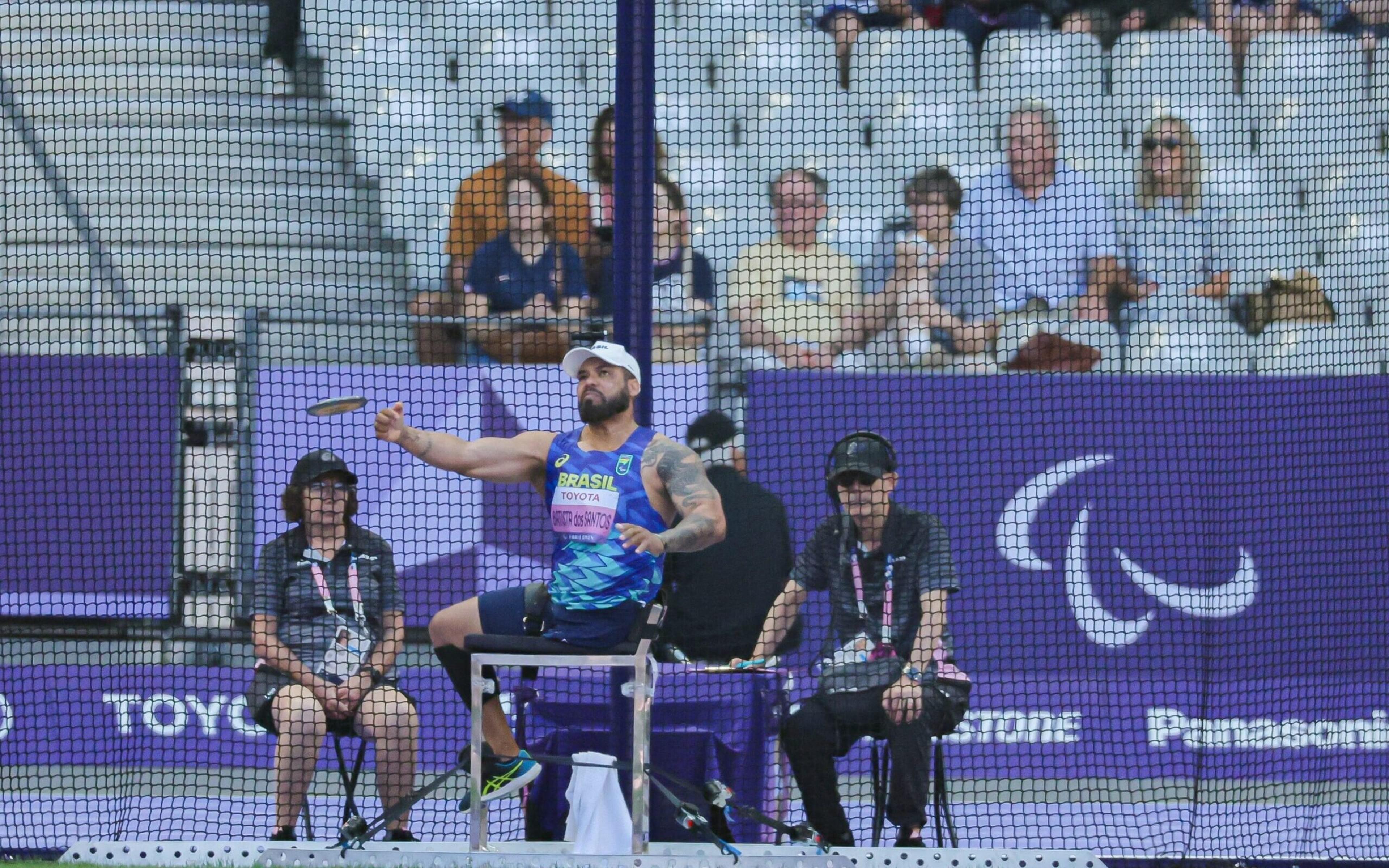 Paralimpíadas: Claudiney Batista bate recorde e garante medalha de ouro no atletismo