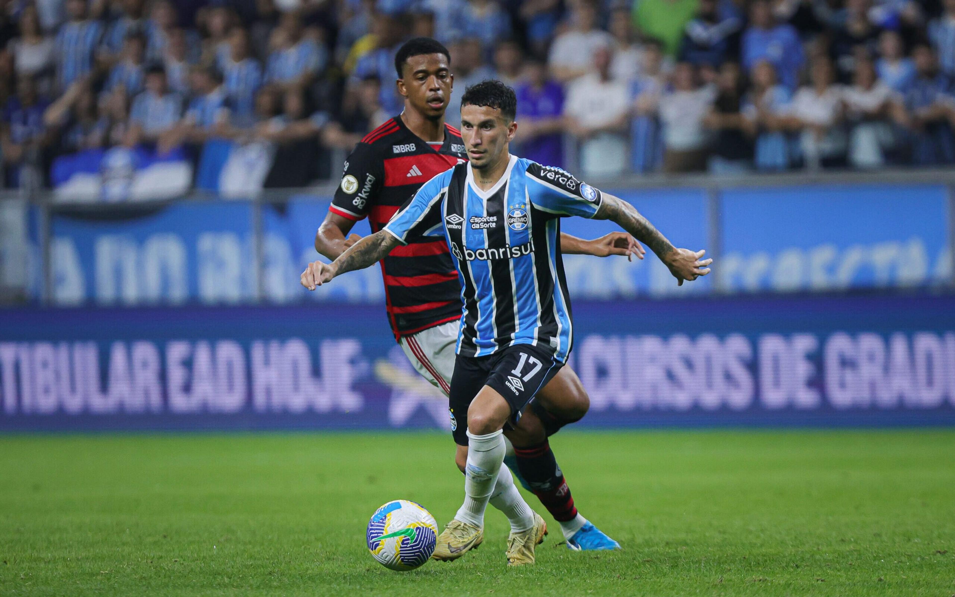 Árbitro justifica expulsão de Carlinhos por conduta violenta em Grêmio x Flamengo