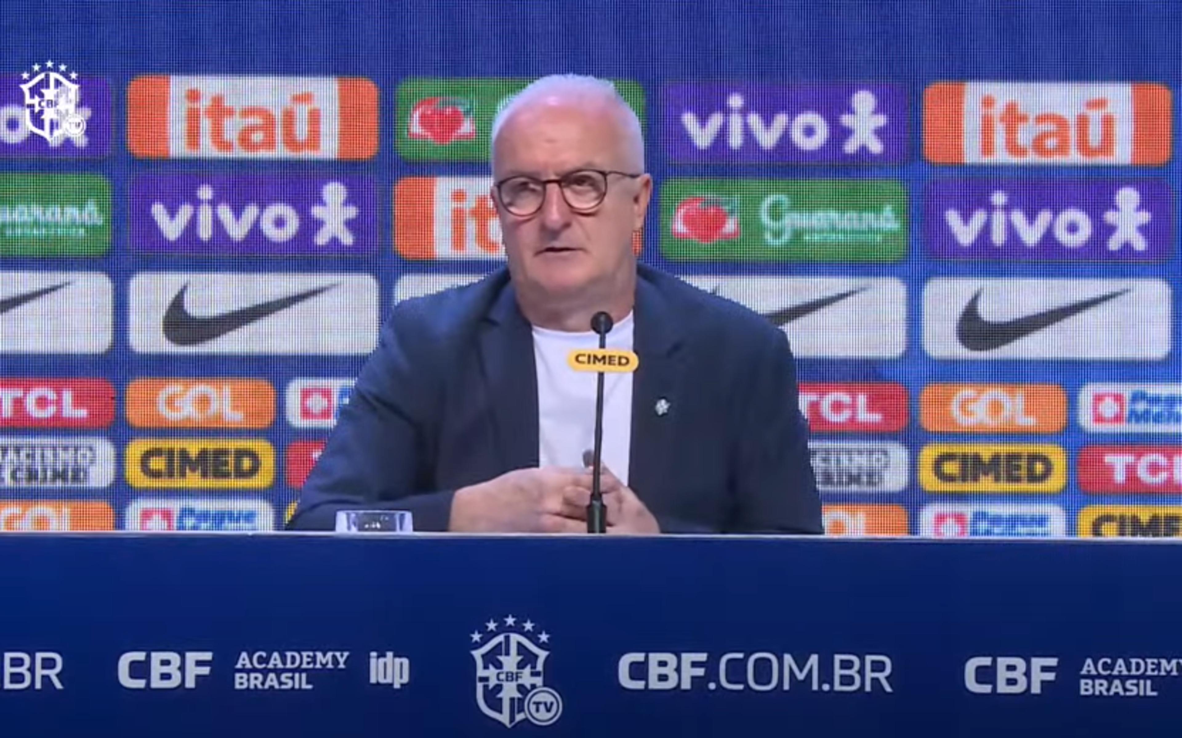 Dorival revela se jogadores que atuam no Brasil recebem mais chances: ‘Merecimento’