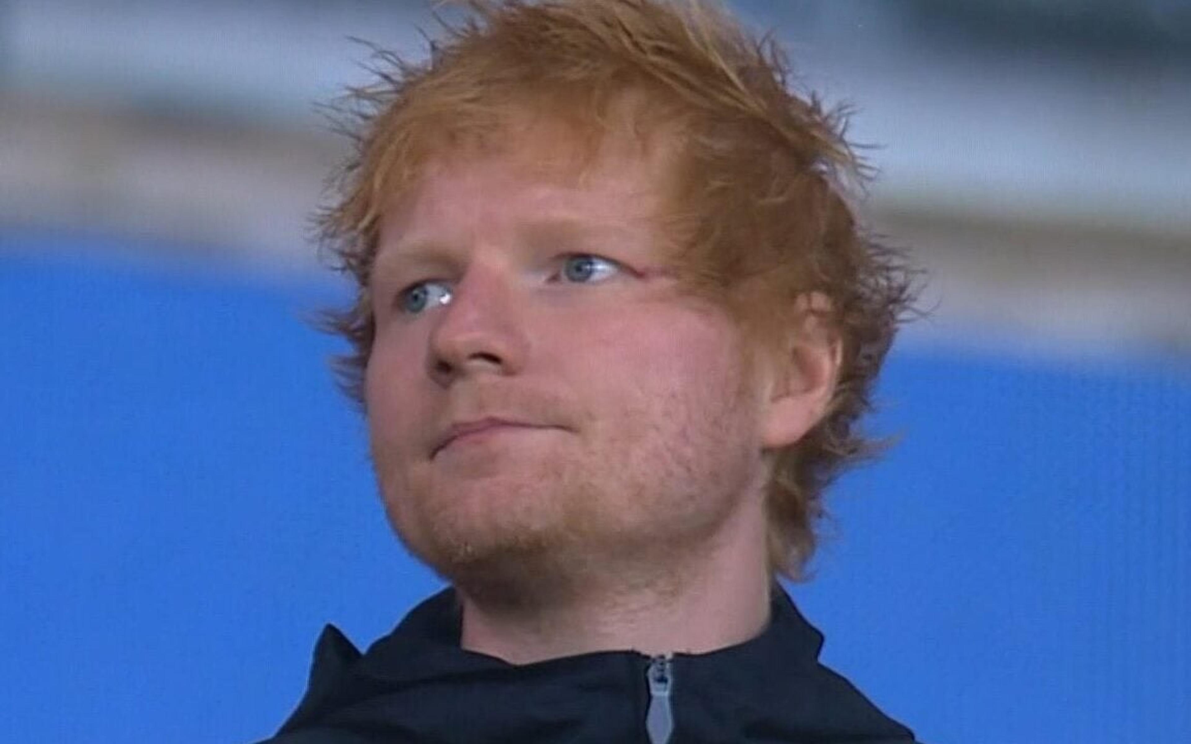 Ed Sheeran vai ao Maracanã e recebe miniatura da taça da Libertadores