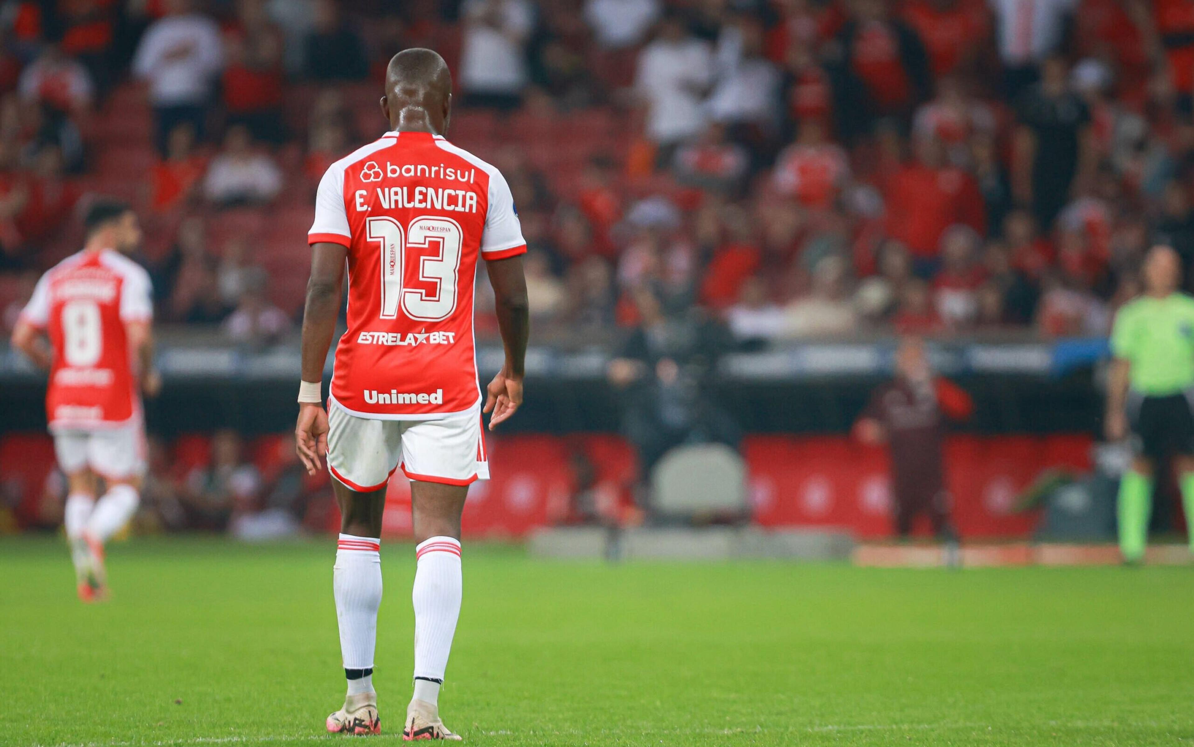 Sem marcar no Brasileirão, Enner Valencia recebe apoio da torcida do Inter em meio à fase conturbada