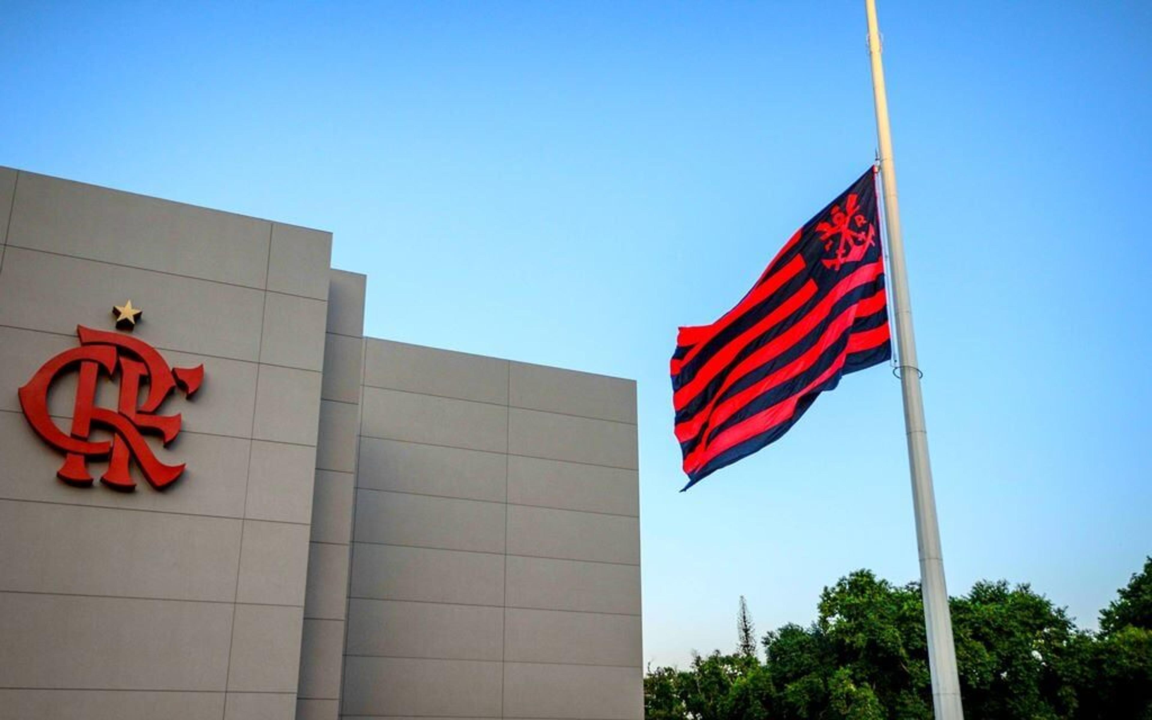 Jogadores do Flamengo são parados por torcedores no Ninho do Urubu