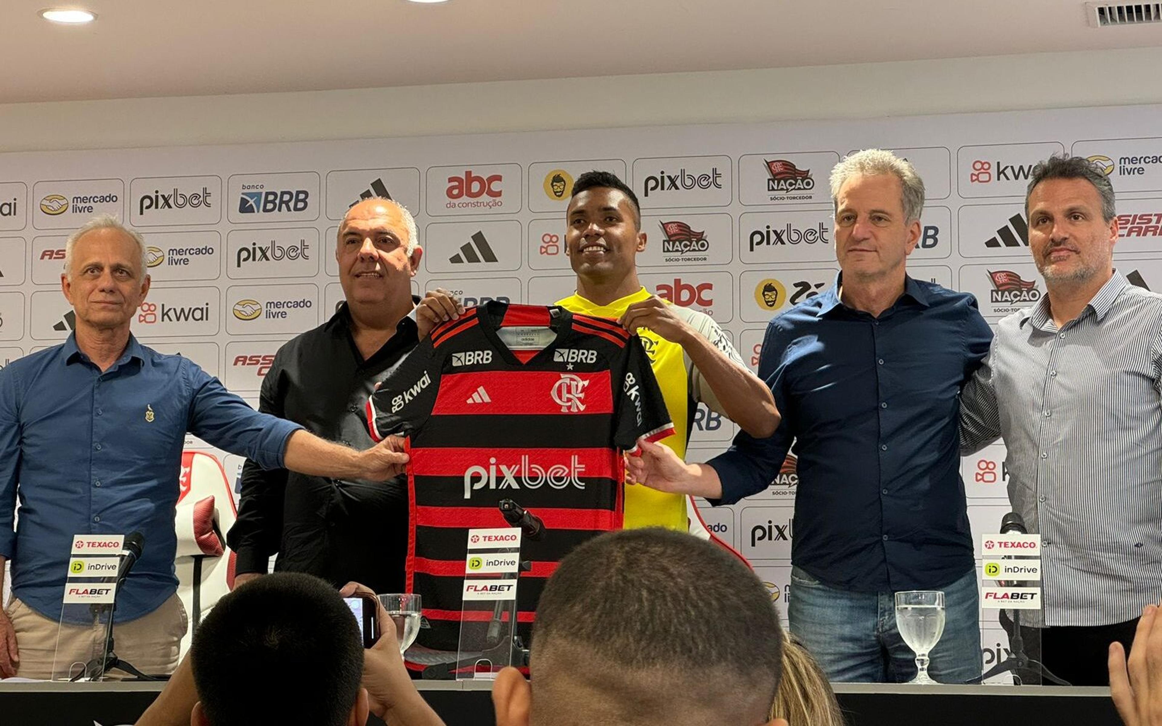 Apresentado, Alex Sandro explica motivo da escolha pelo Flamengo: ‘Foi natural’