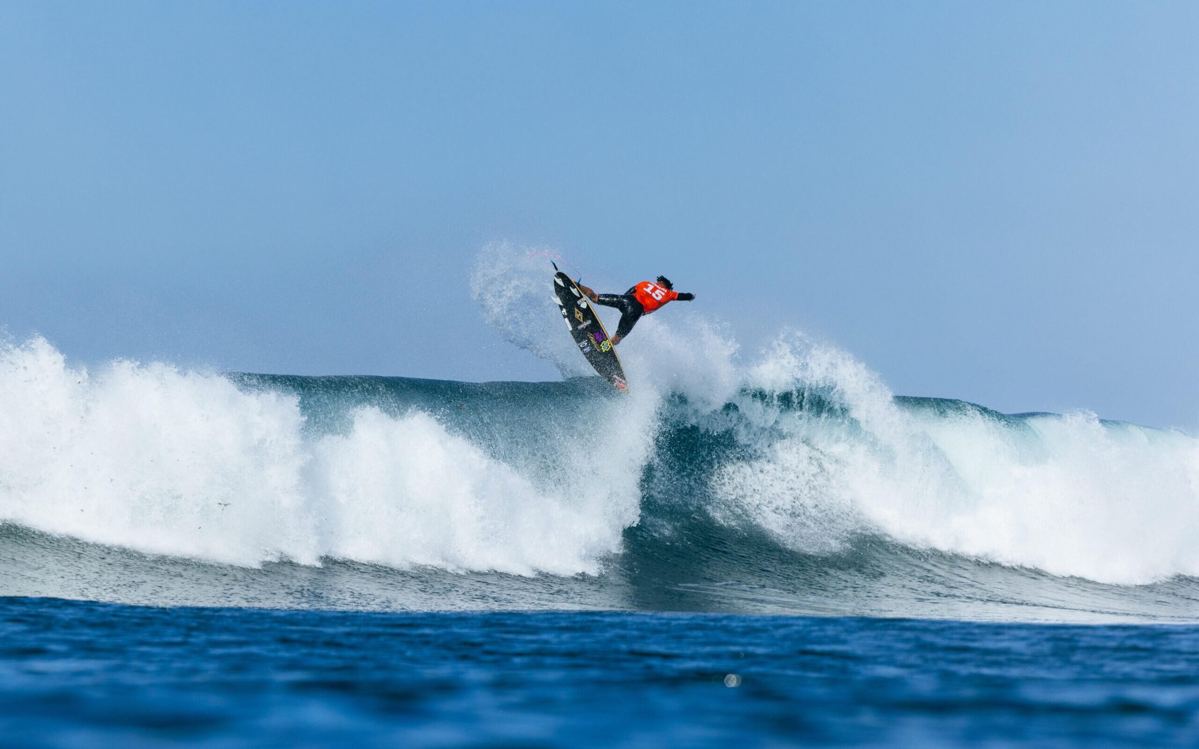 Italo Ferreira brilha no fim, vira contra australiano e avança no WSL Finals