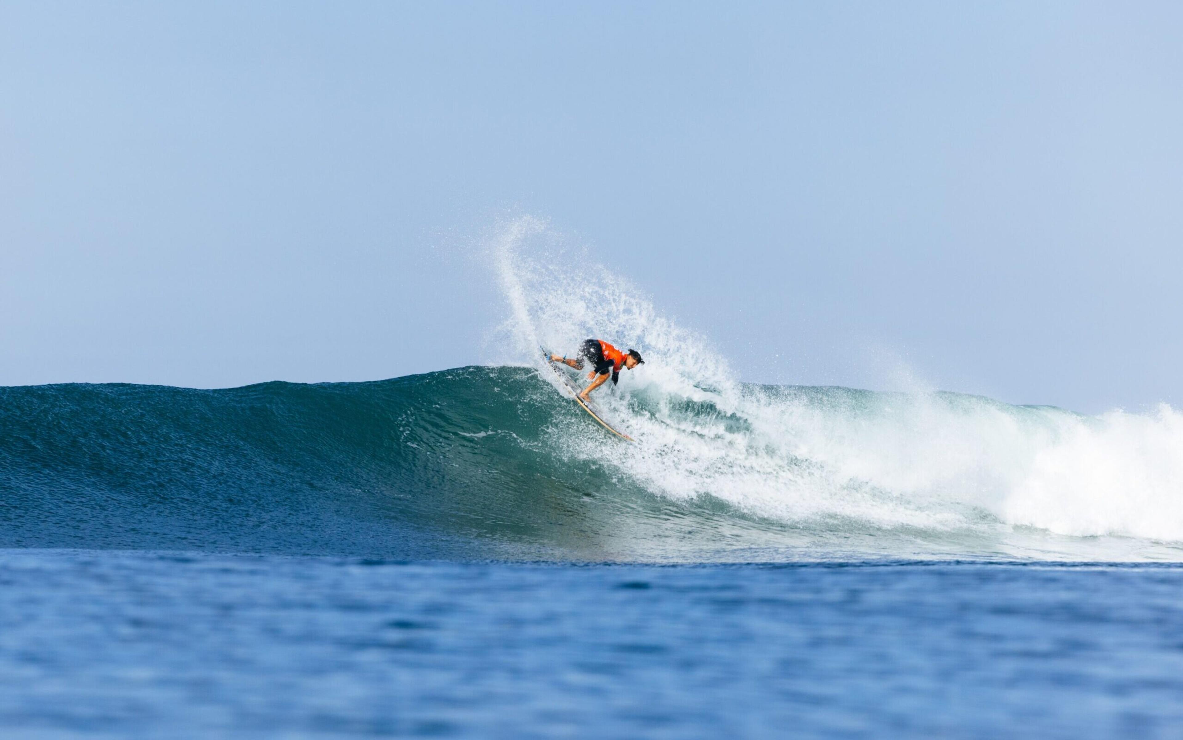 Italo Ferreira dá show, vence Jack Robinson e se classifica para terceira bateria do WSL Finals