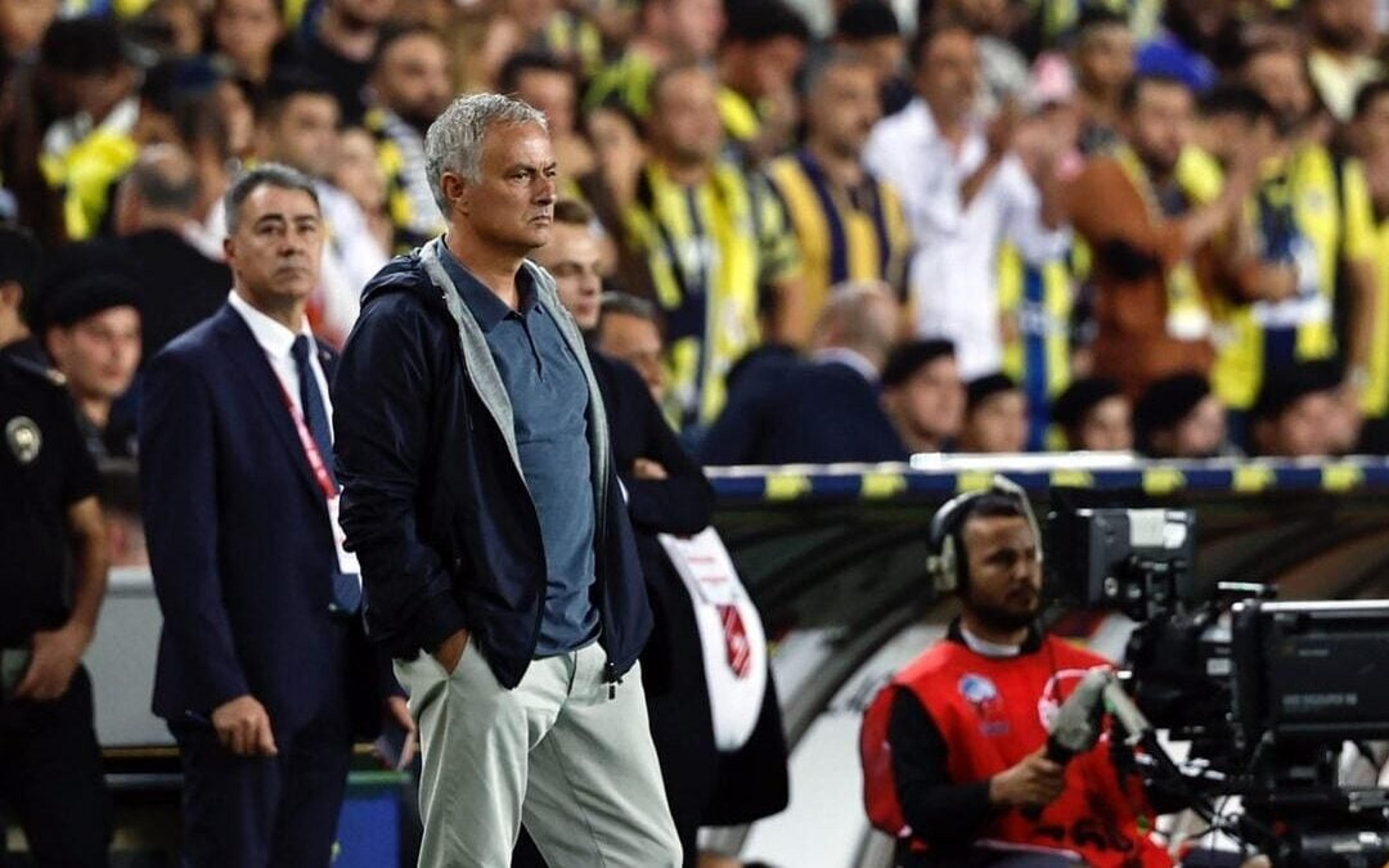 Brasileiro se destaca e Fenerbahçe, de Mourinho, vence na estreia da Europa League