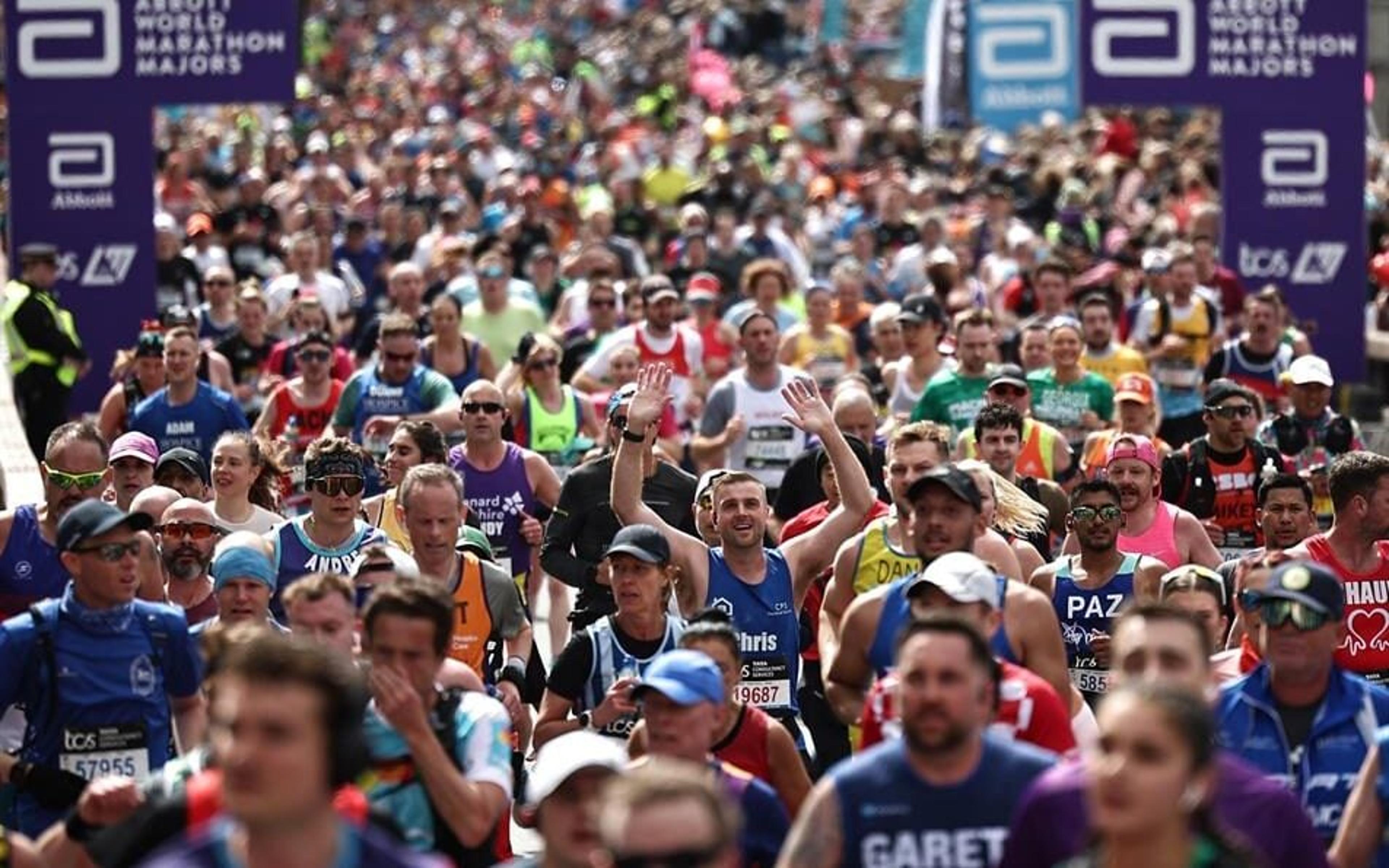 Maratona de Londres bate recorde e arrecada valor milionário para caridade