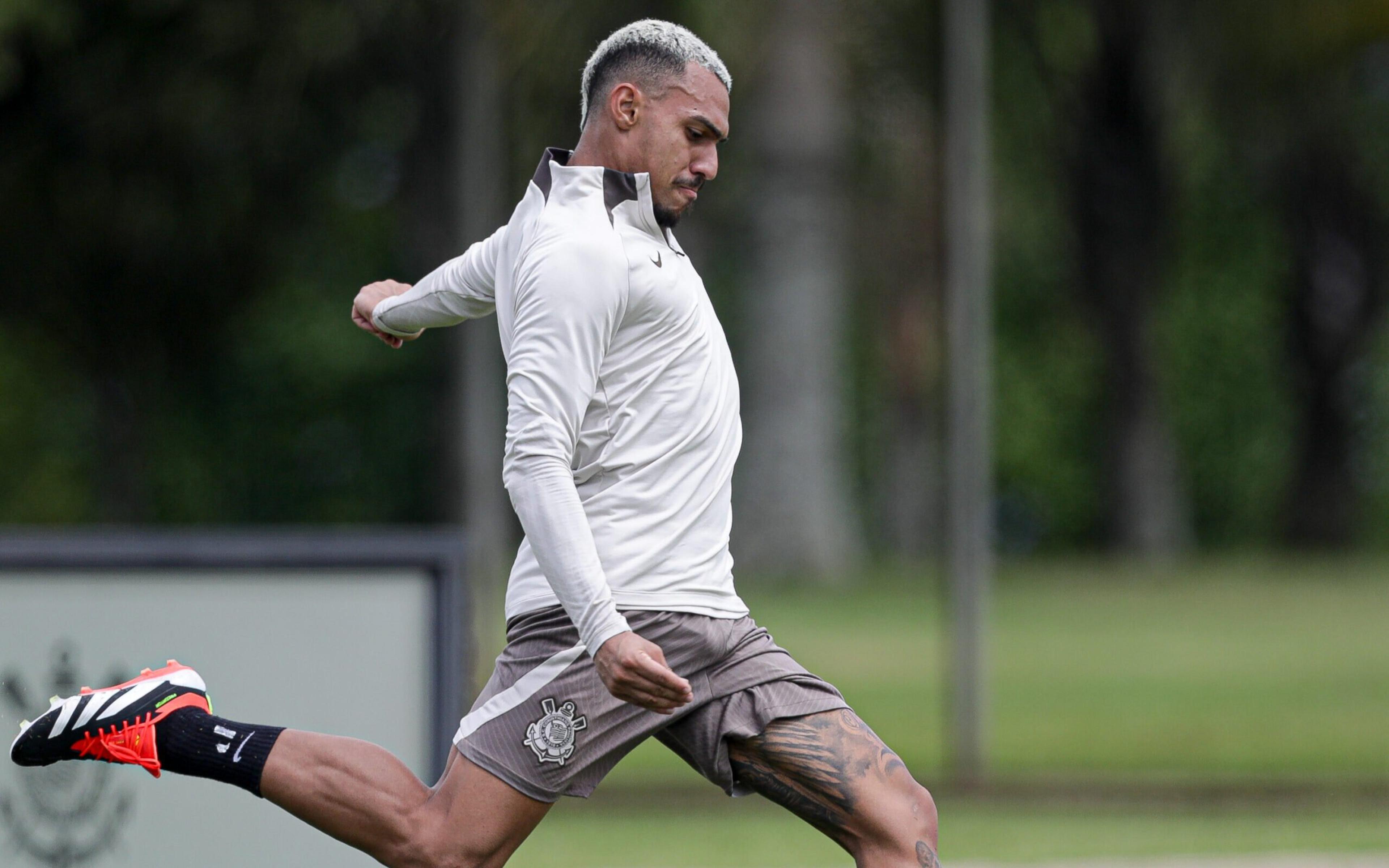 Corinthians atrasa parcela por Matheuzinho, e Flamengo cobra valor integral da venda