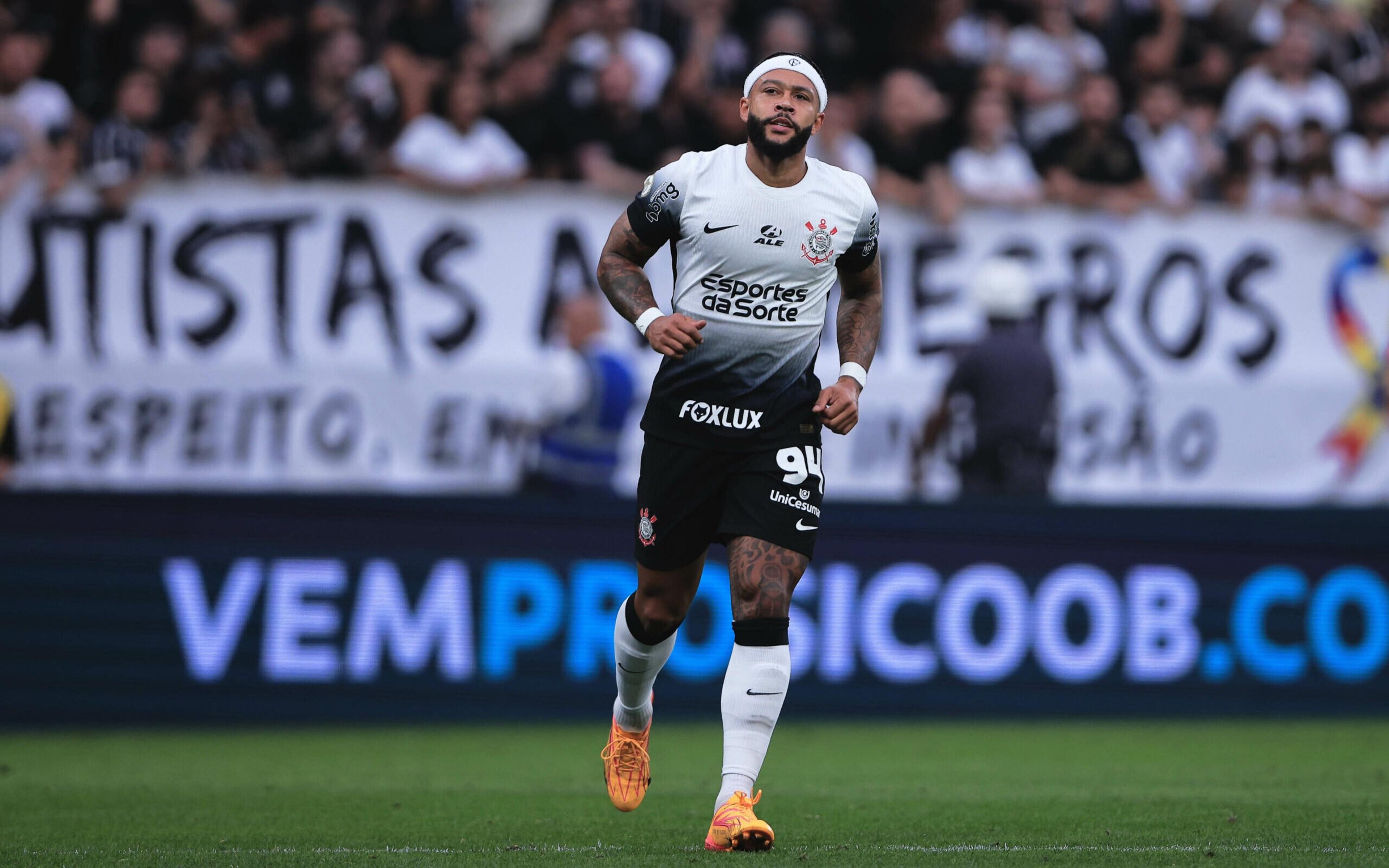 Memphis Depay faz exames no tornozelo esquerdo após lance no jogo entre Corinthians e Atlético-GO