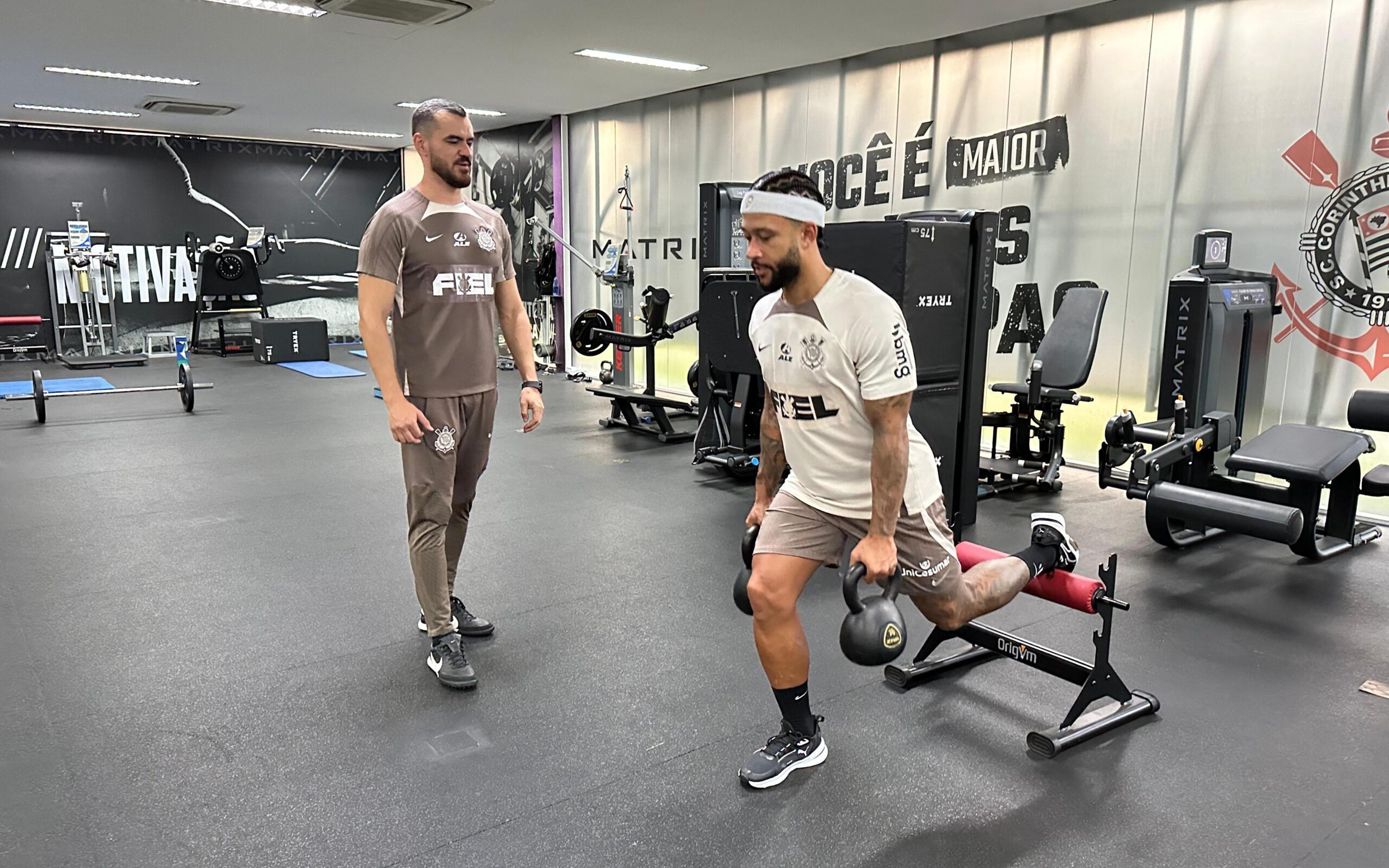 Memphis Depay tem rotina intensa de treinamentos em busca da estreia com a camisa do Corinthians