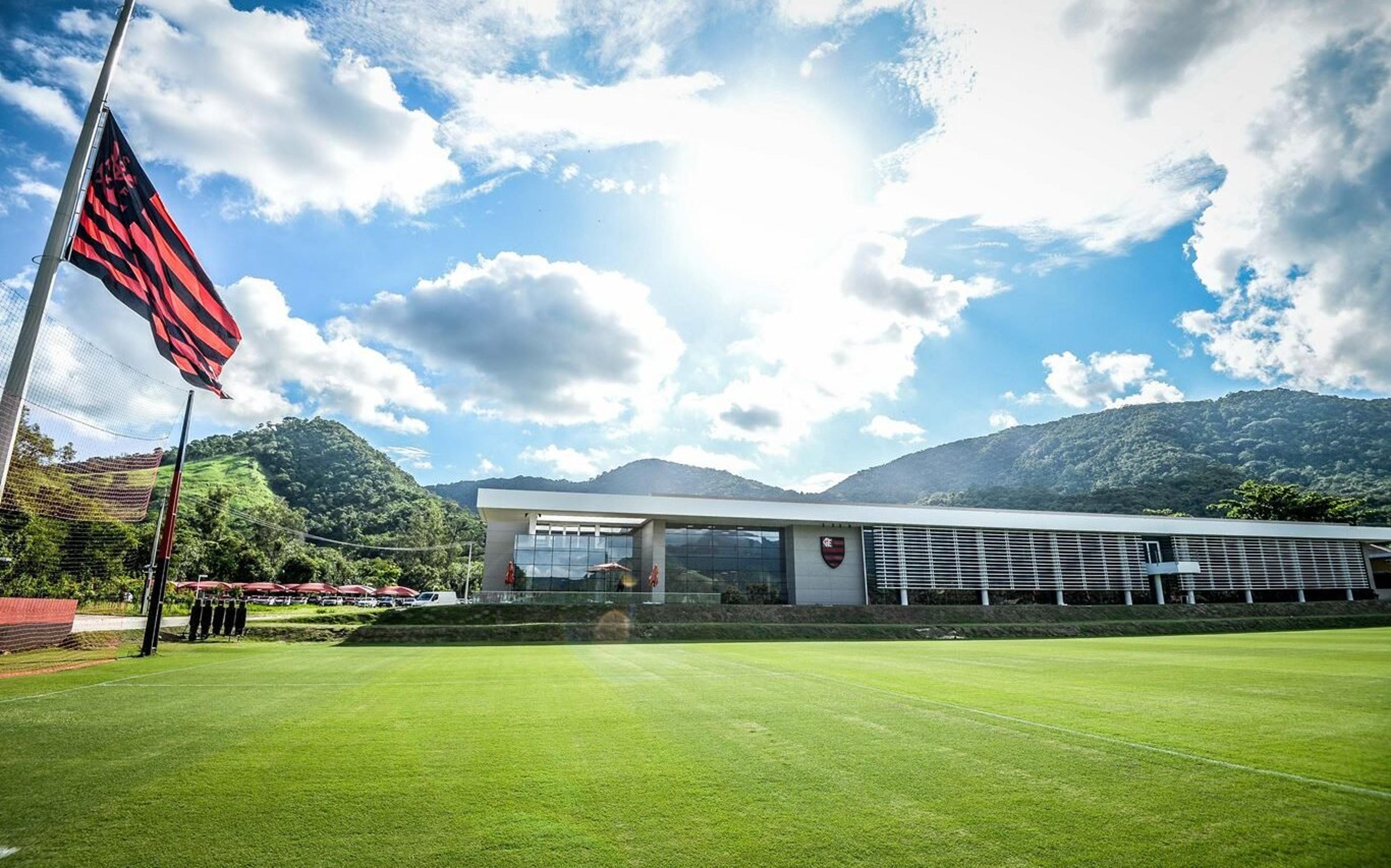 Reforços treinam no Ninho do Urubu, enquanto quase todo elenco do Flamengo folga