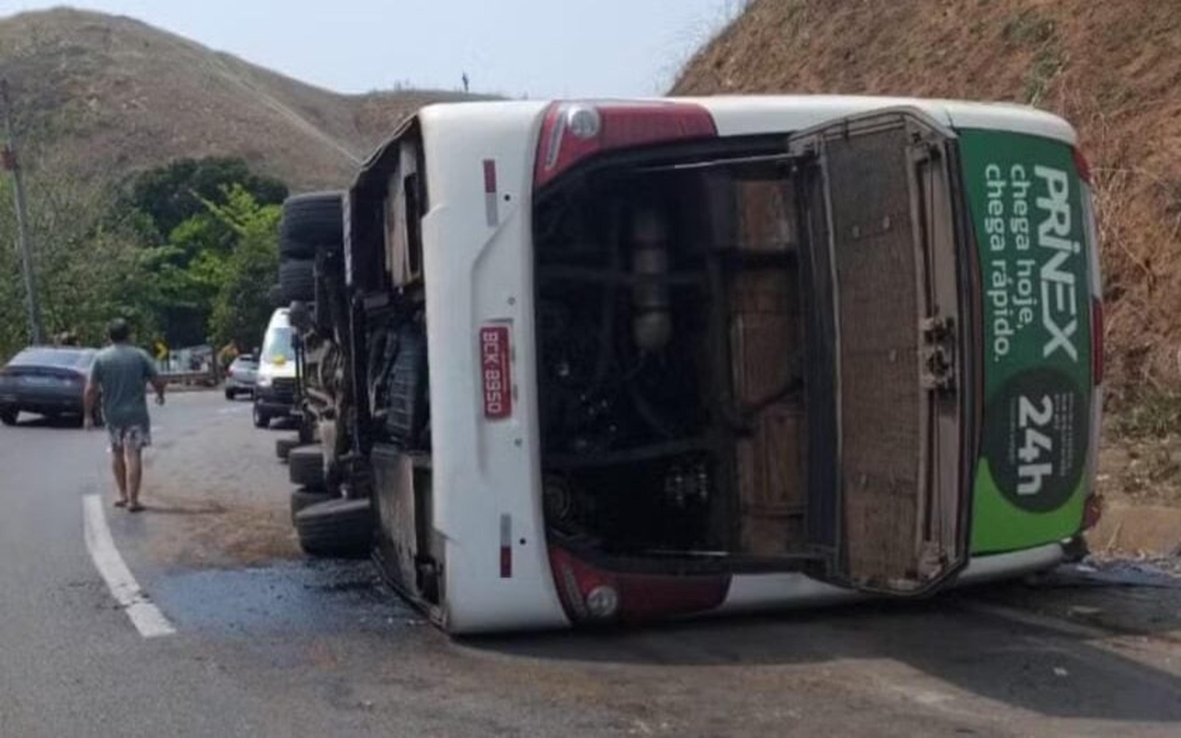 Ônibus do Coritiba Crocodiles, de futebol americano, sofre acidente com mortos no RJ