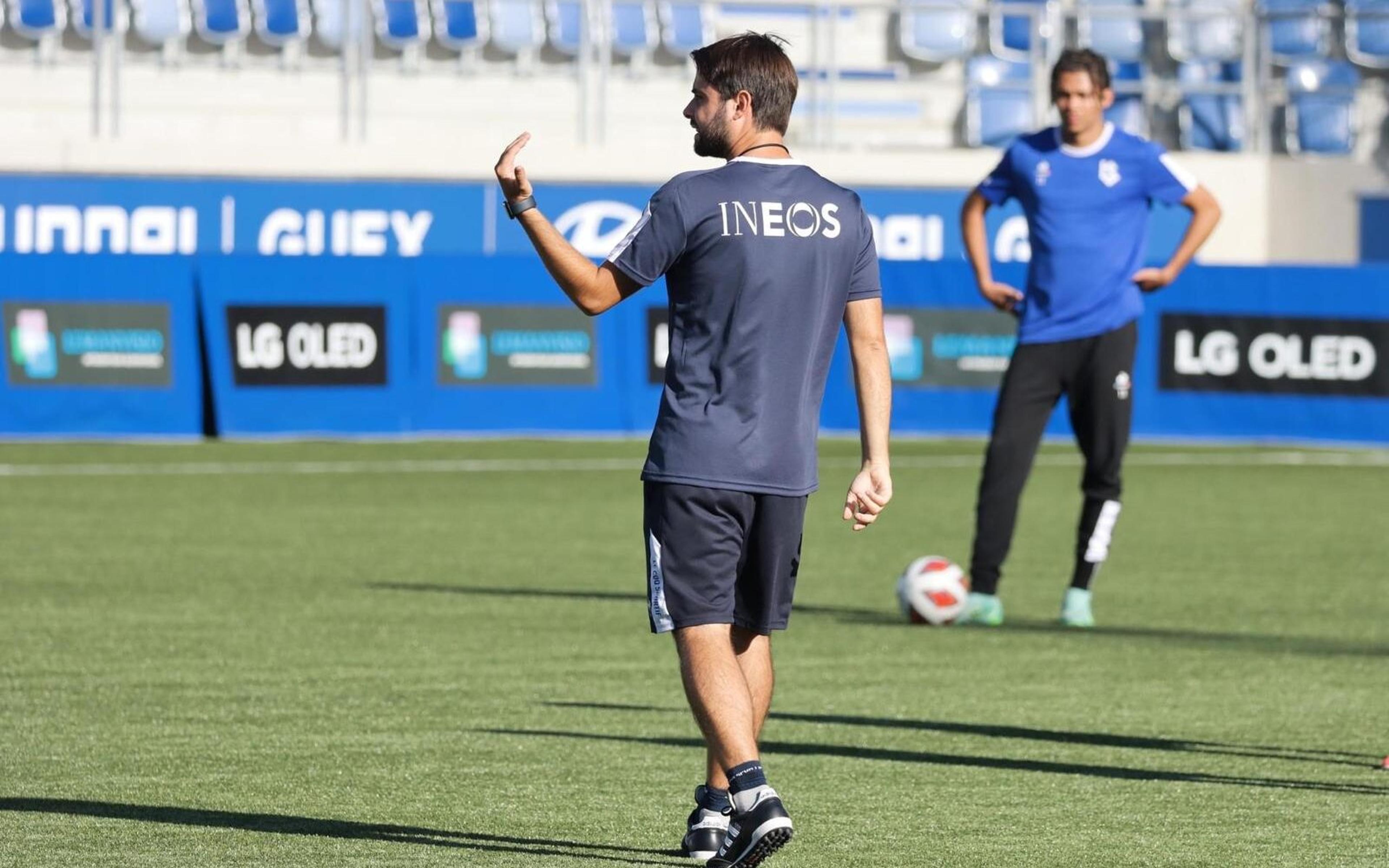 Quem é o técnico brasileiro em ascensão na Europa em time parceiro do Manchester United