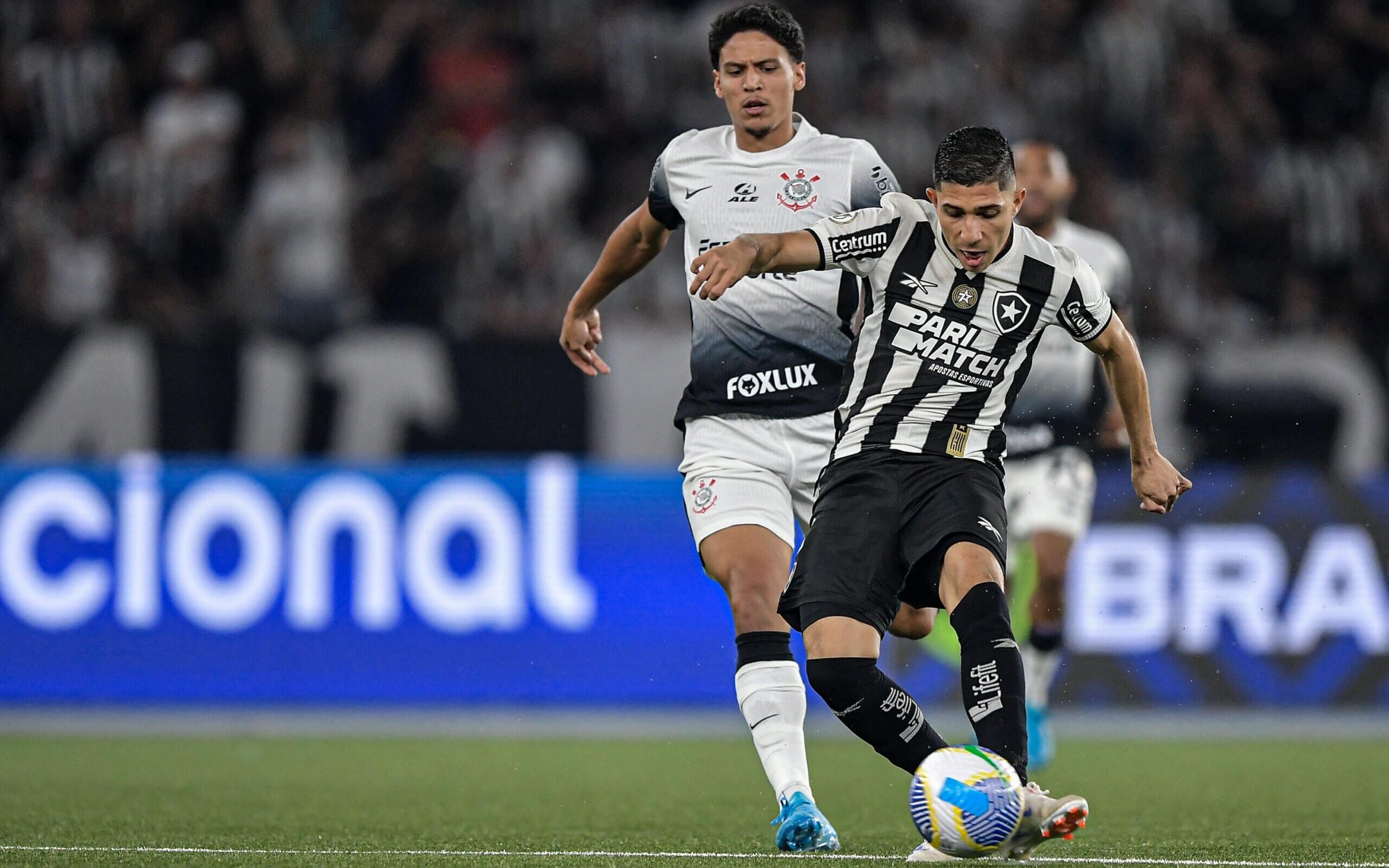 Quem é quem? Uniformes parecidos de Botafogo e Corinthians confundem torcedores