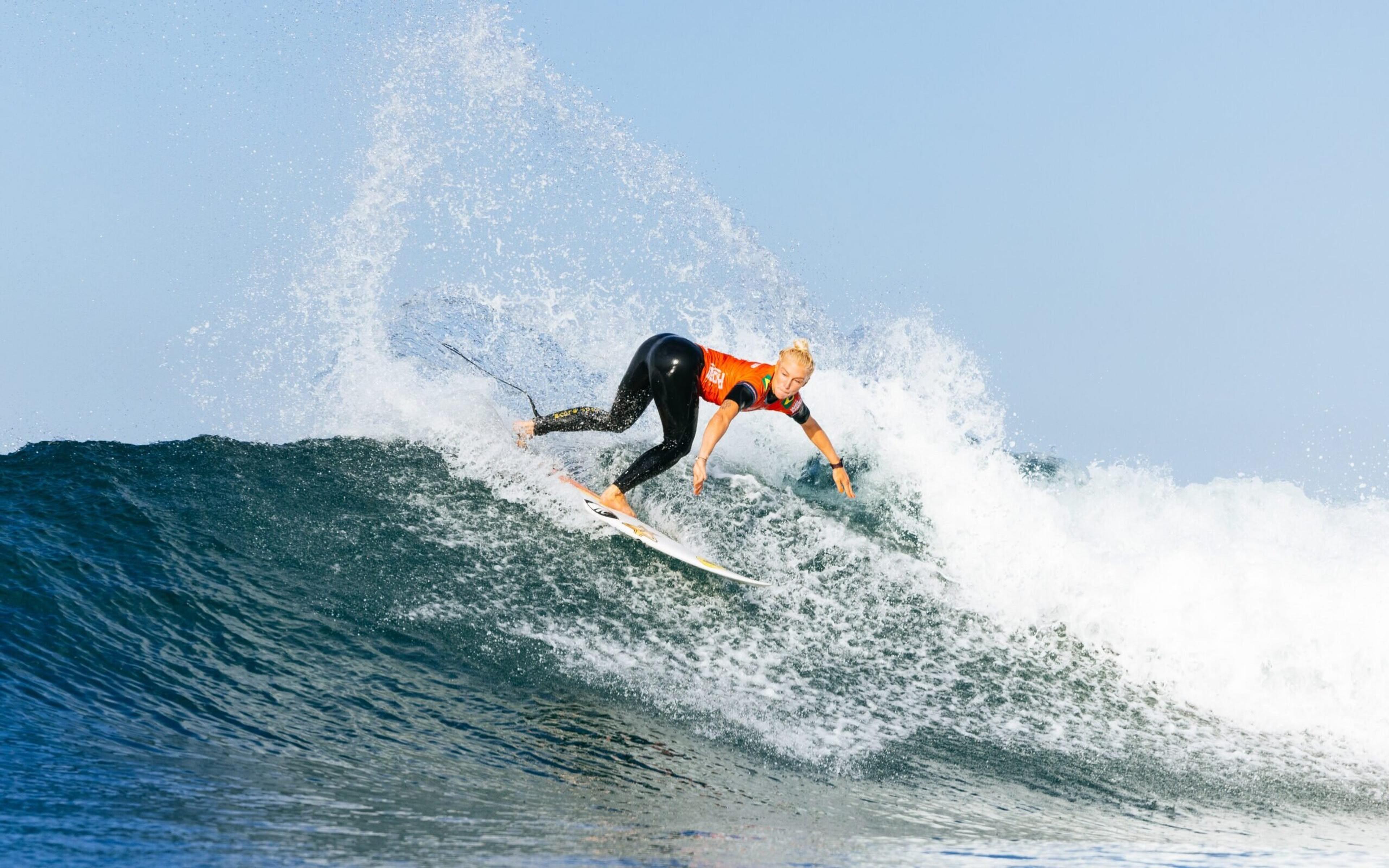 Tatiana Weston-Webb brilha, supera australiana e avança no WSL Finals