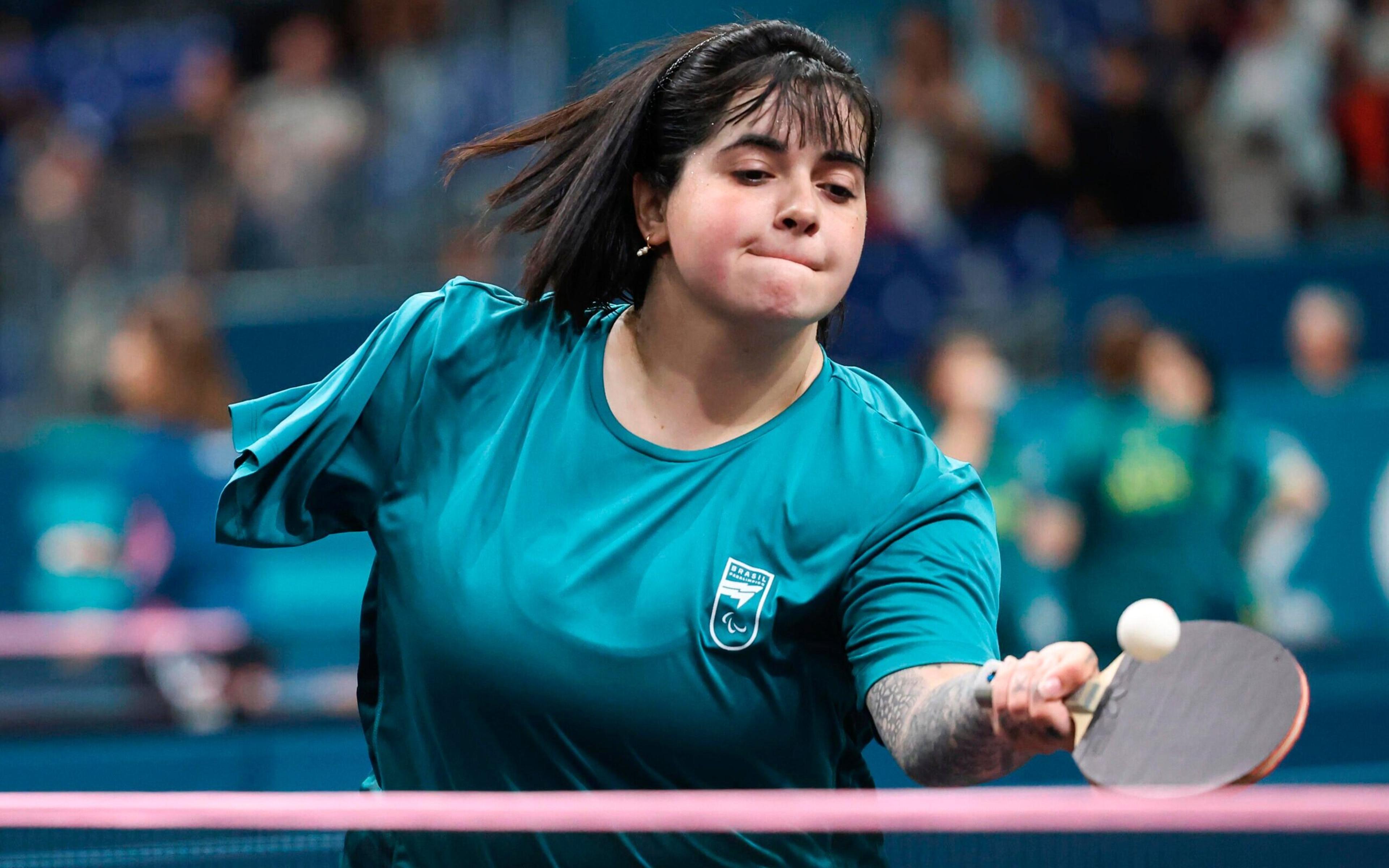 Bruna Alexandre avança para a semifinal e garante medalha para o Brasil no tênis de mesa