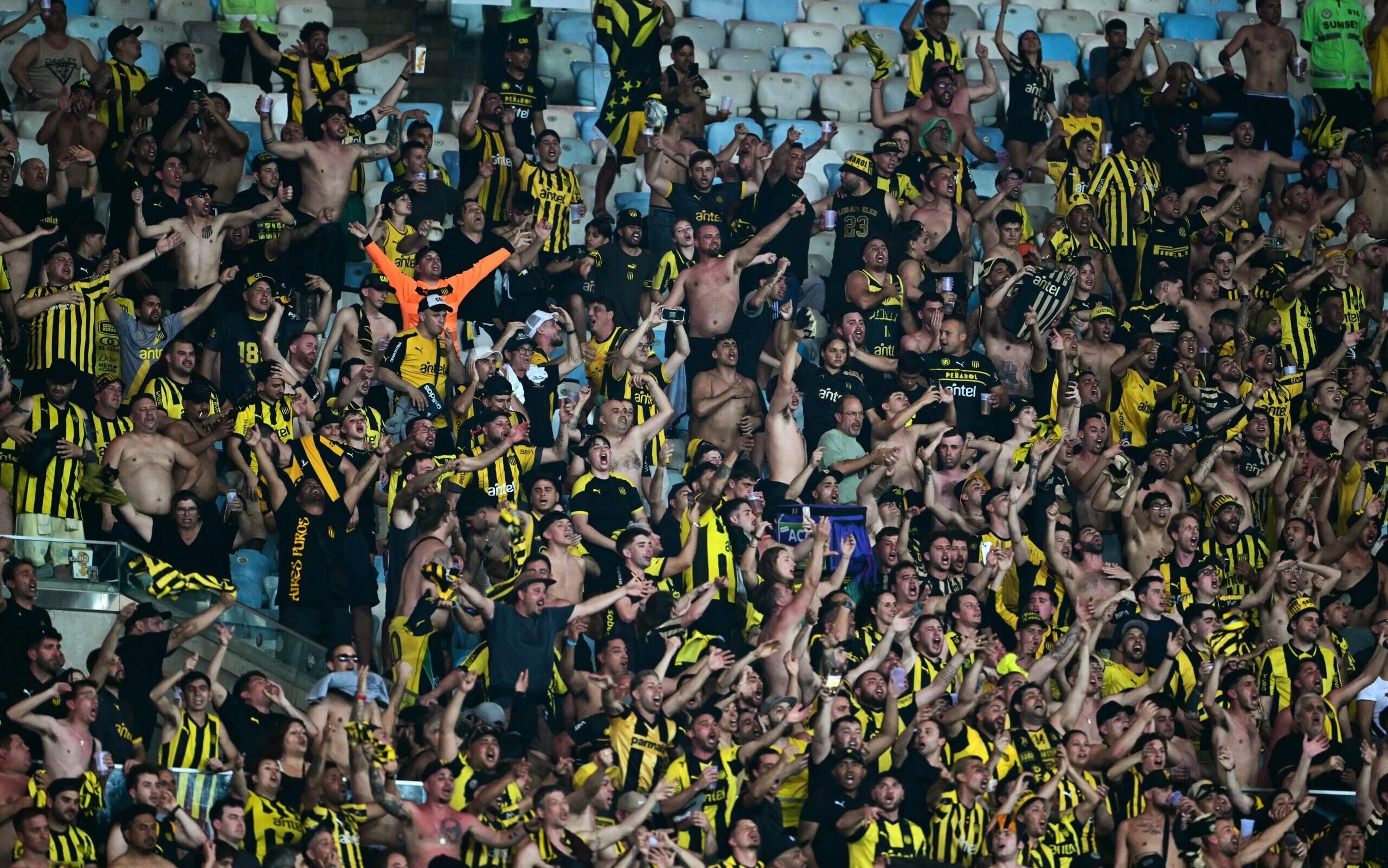 Peñarol dá lição no Flamengo em campo e nas arquibancadas do Maracanã