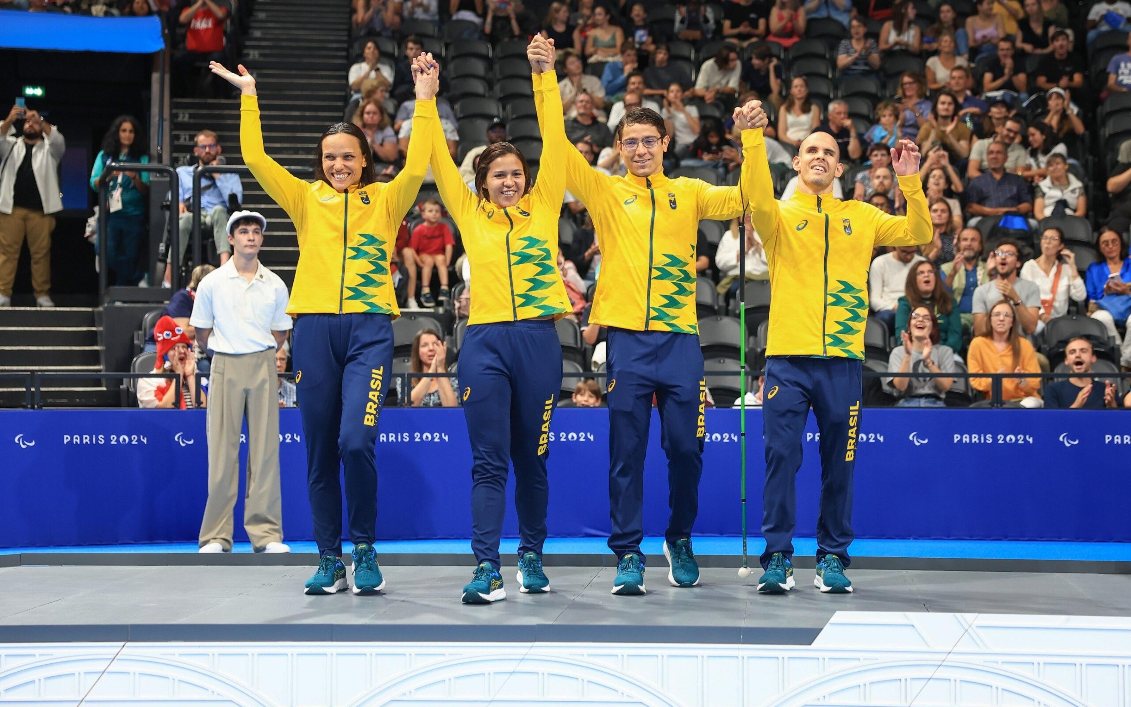 Equipe brasileira dos 4x100m conquista medalha de prata na natação