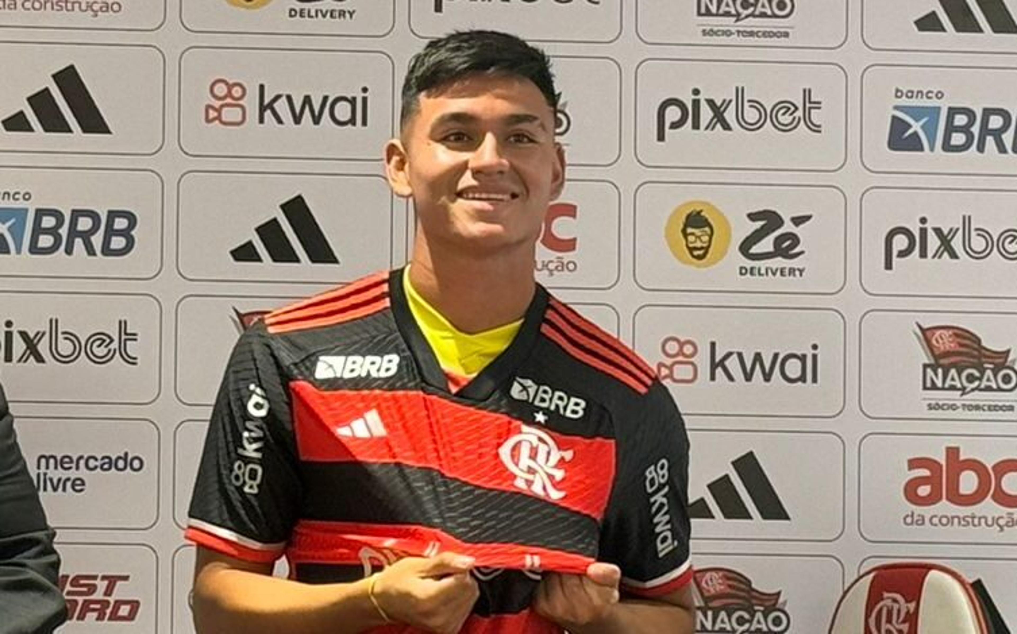 Alcaraz se disponibiliza a jogar em diferentes posições no Flamengo: ‘Posso me adaptar’