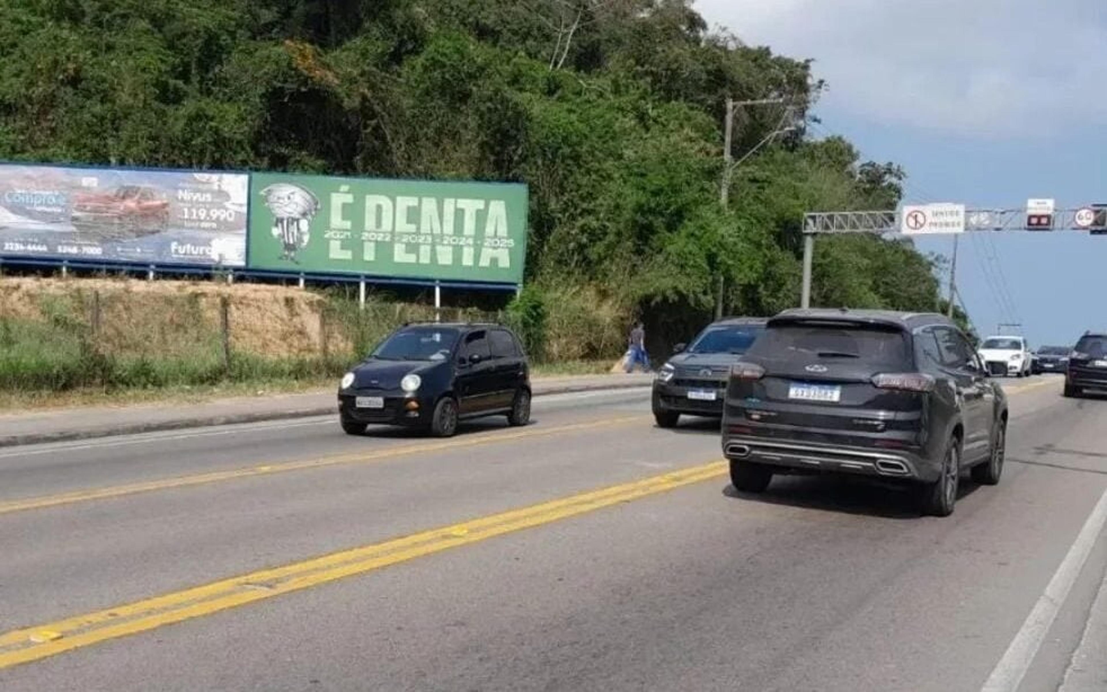 Clube alvinegro vira alvo de piada em outdoors espalhados pelo rival