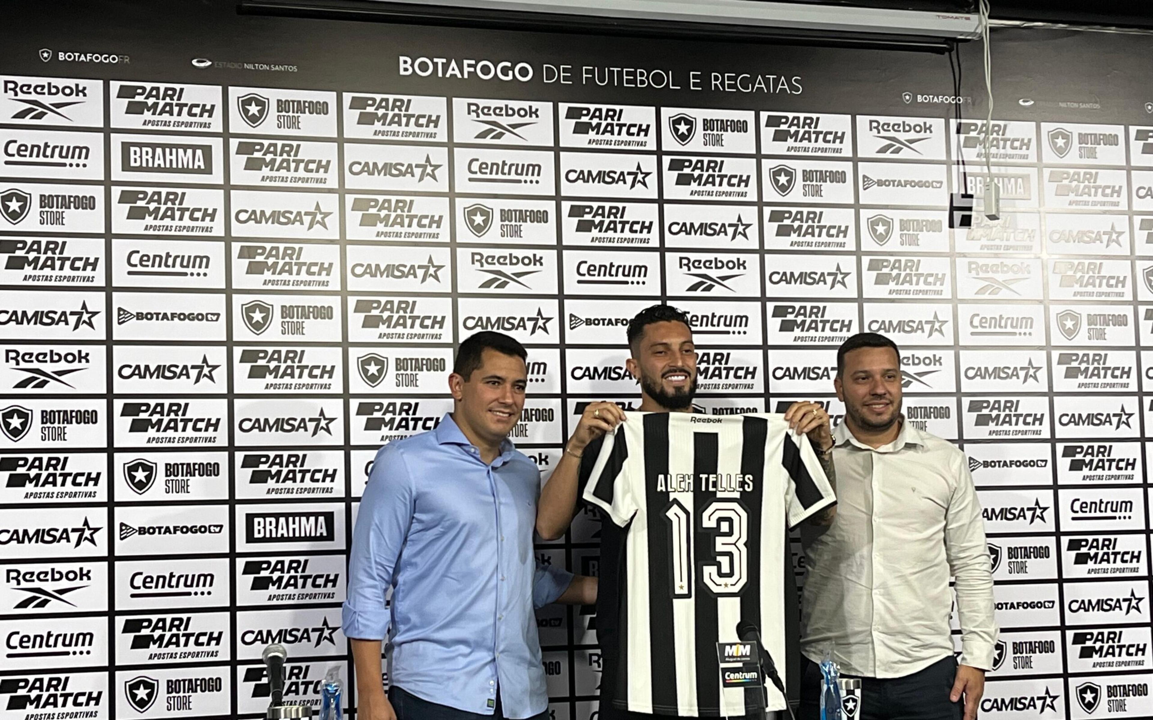 Alex Telles é apresentado no Botafogo: ‘Dar os resultados que o clube merece’