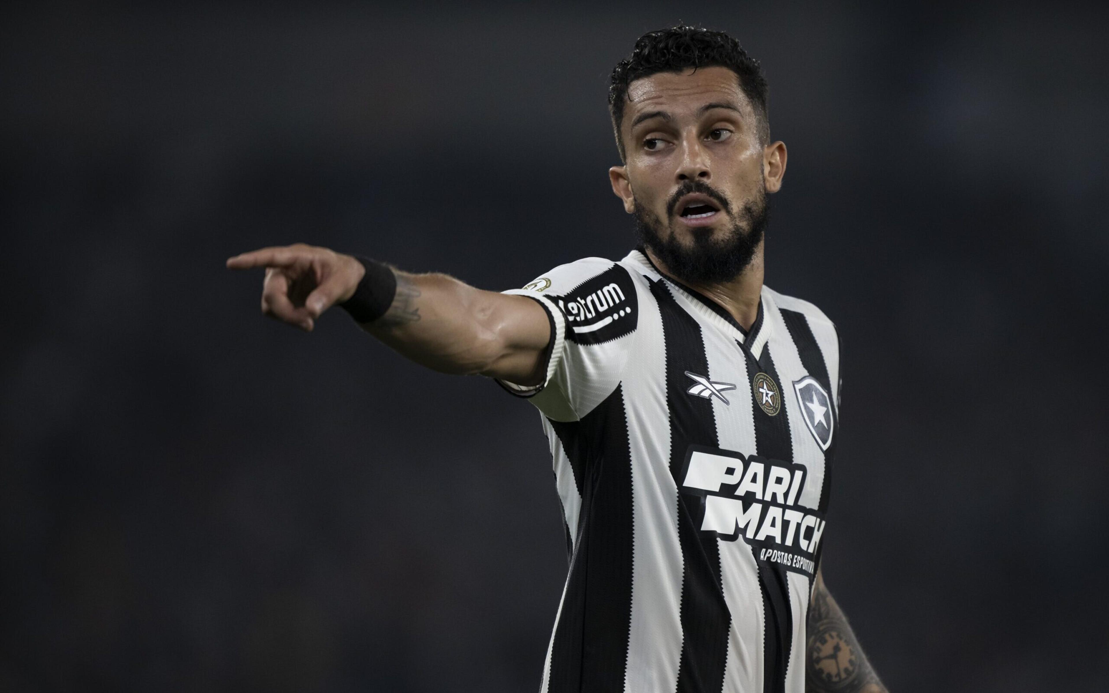 Alex Telles admite frustração com empate do Botafogo contra o São Paulo: ‘Poderíamos ter saído com a vitória’