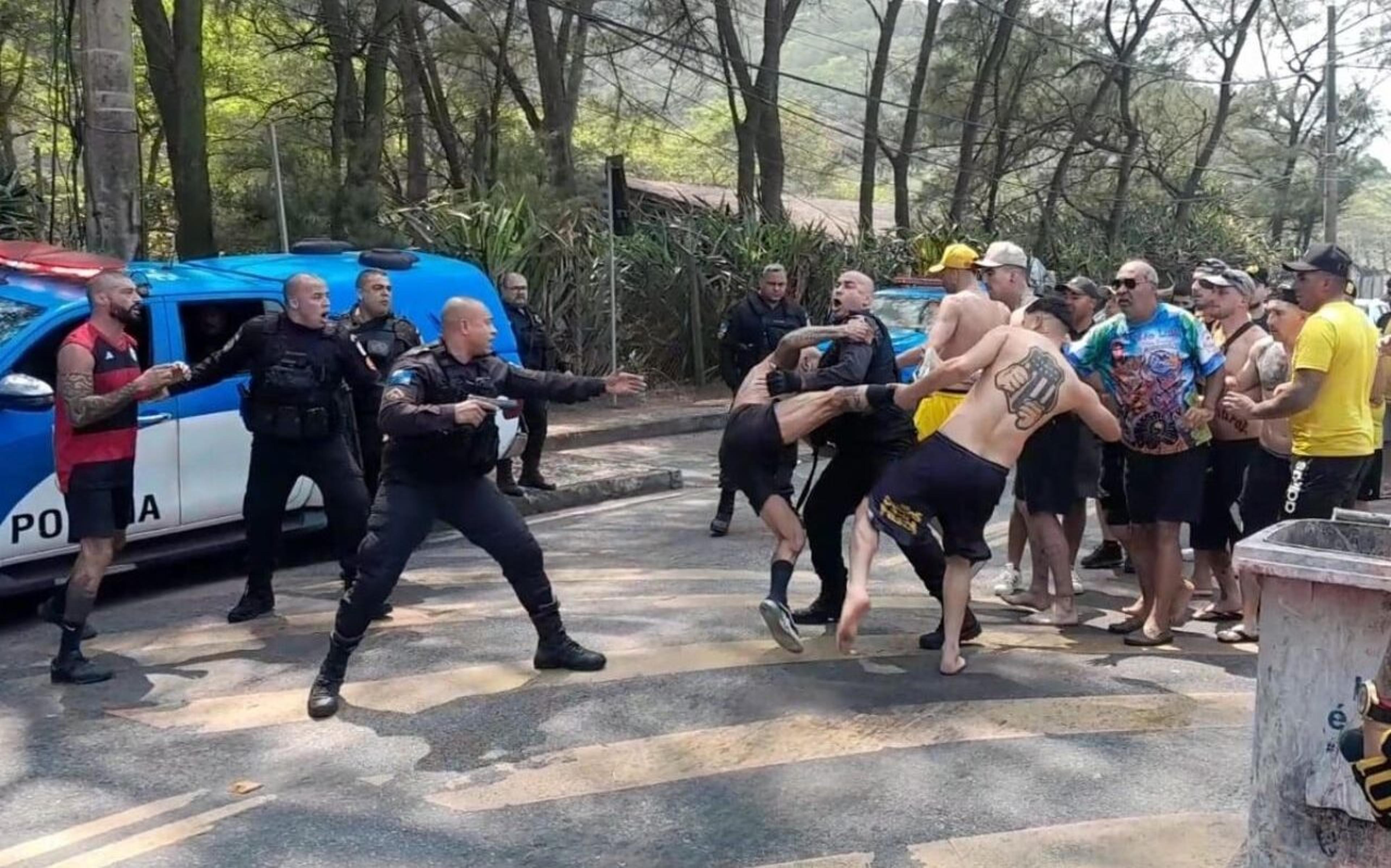 Polícia escolta 30 ônibus de torcedores do Peñarol, após confusão com os do Flamengo