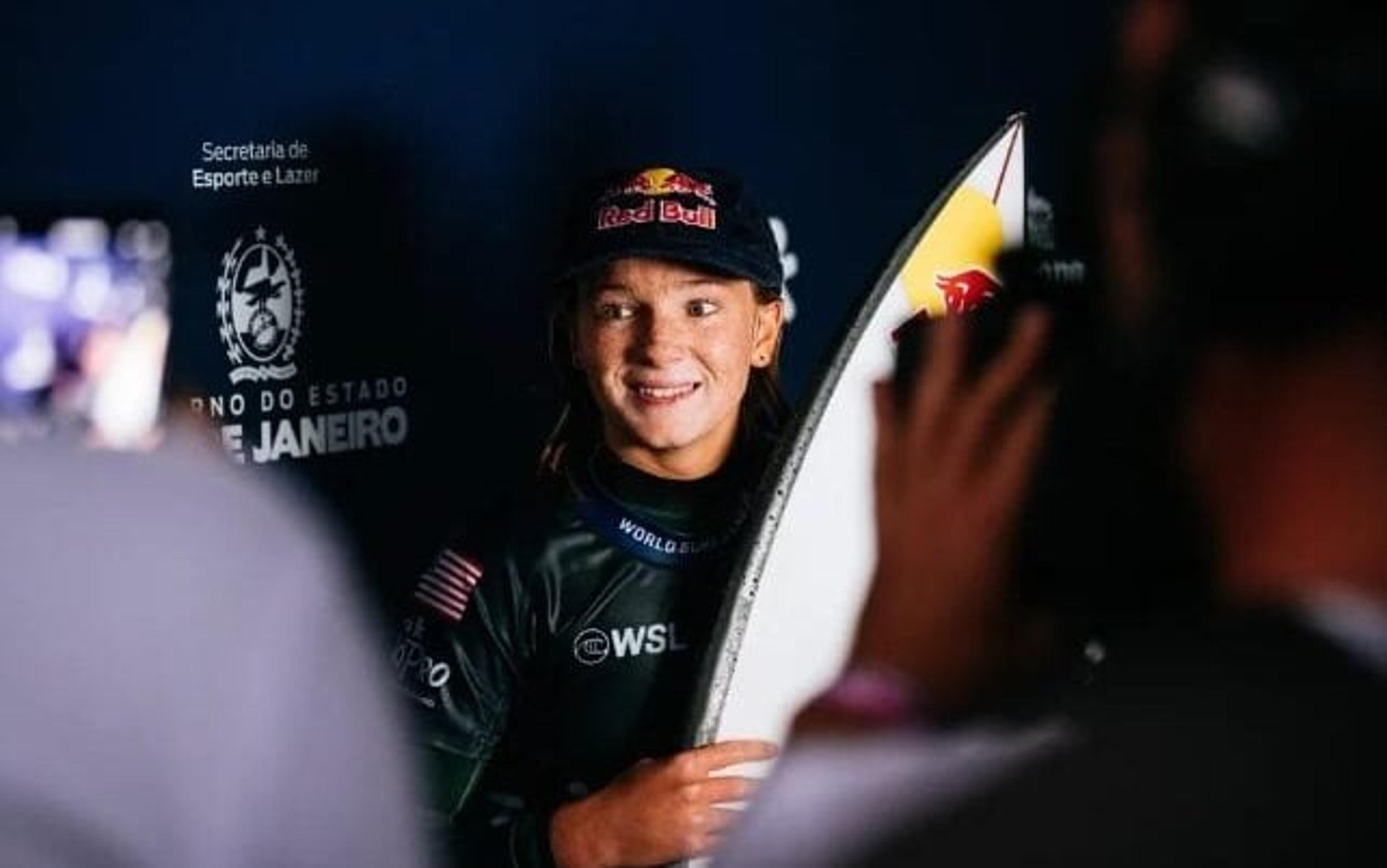 Caitlin Simmers é campeã do Circuito Mundial de Surfe e bate recorde na WSL